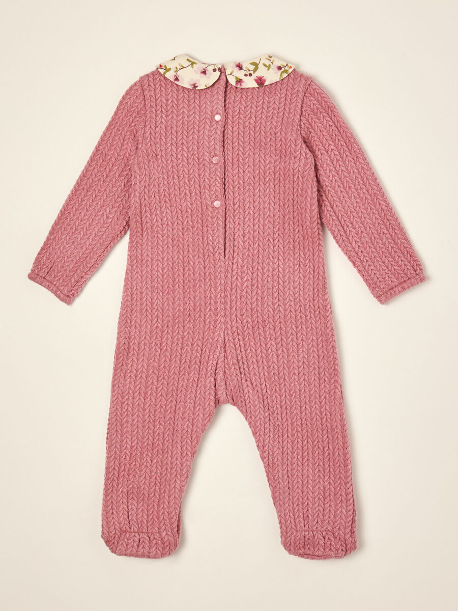 Pink stretch viscose baby sleepsuit with floral collar_2