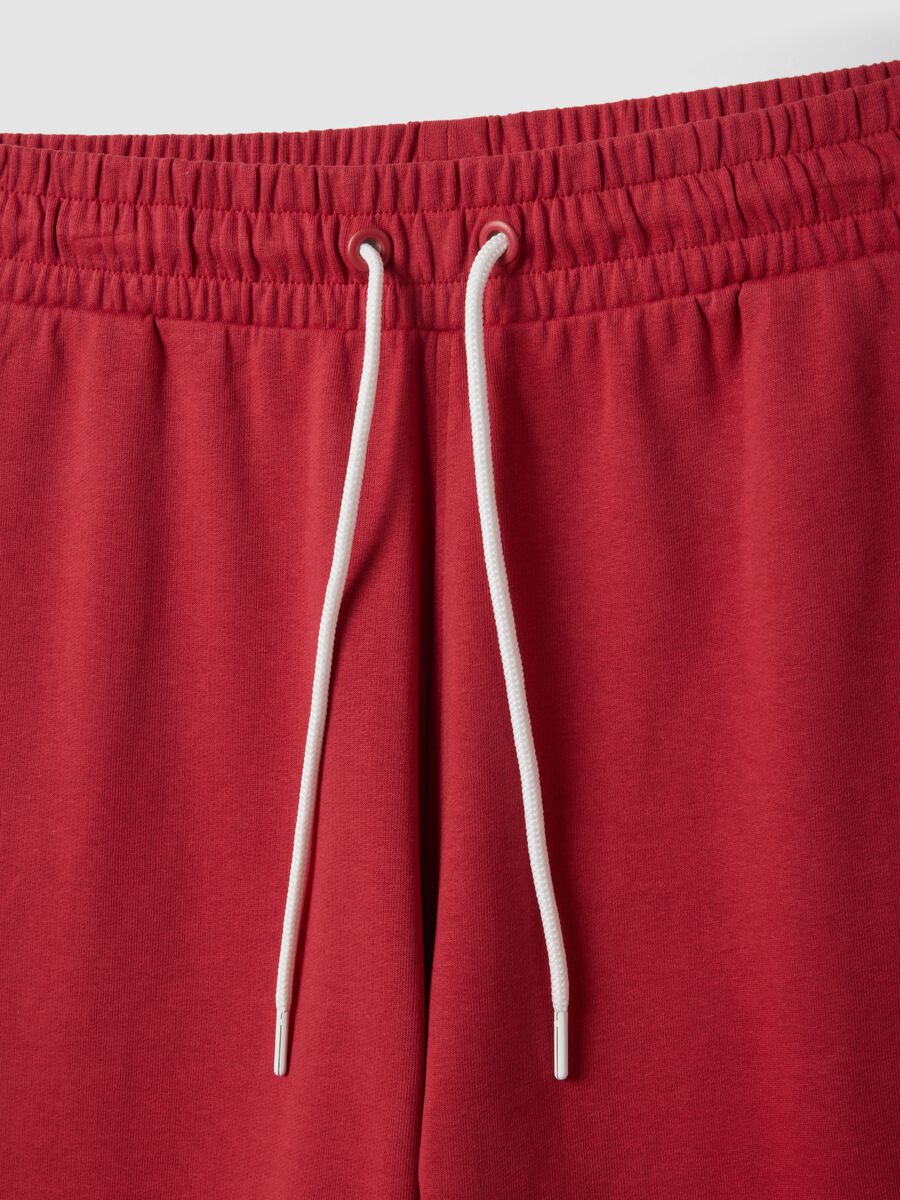 Red cotton-blend sports shorts with Miami Heat logo_5