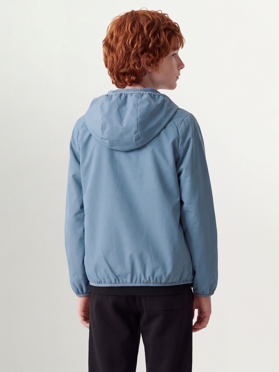 Giacca antipioggia over fit blu con cappuccio e zip per ragazzo_3