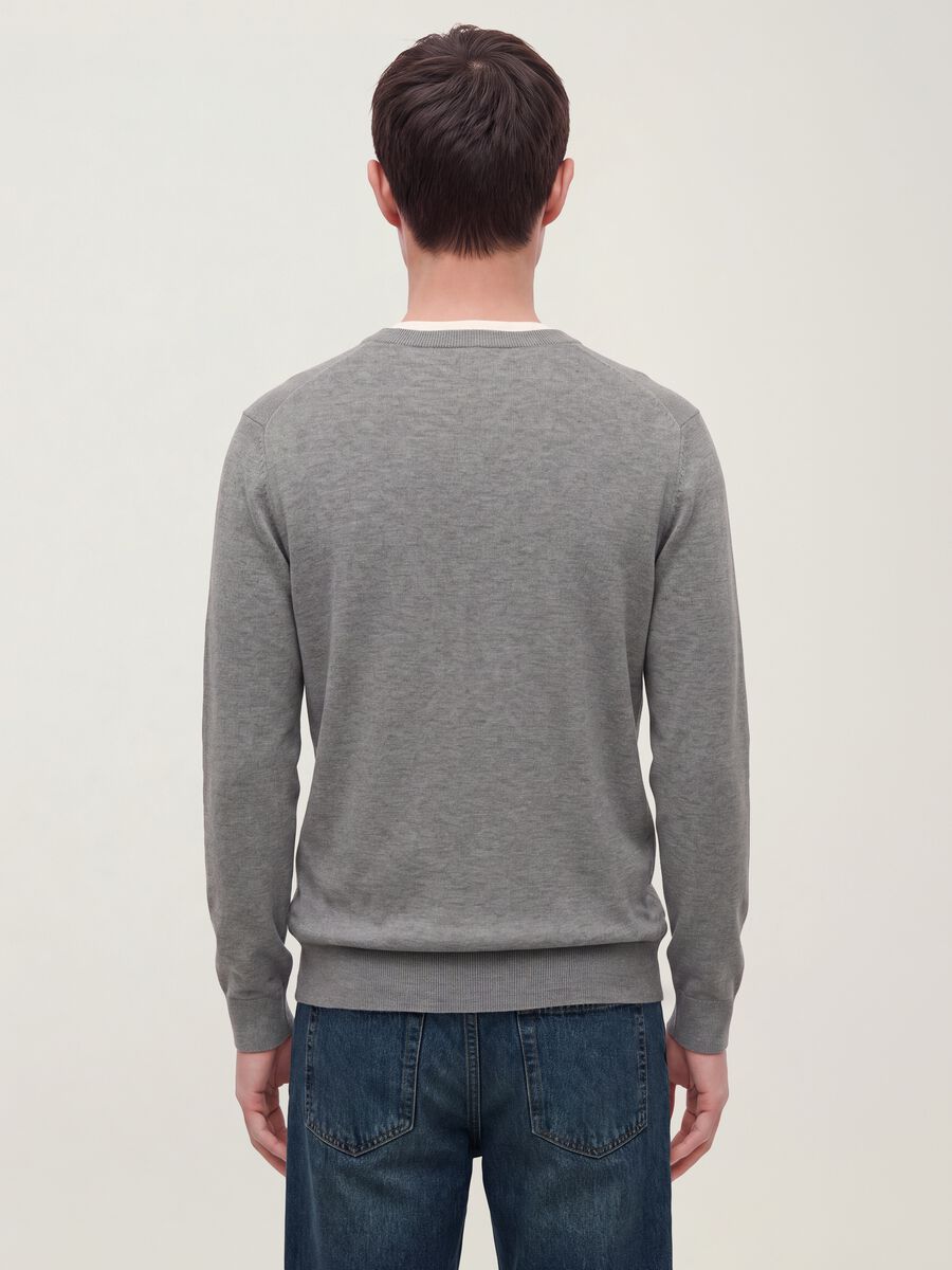 Grey V-neck jumper in viscose blend, regular fit_2