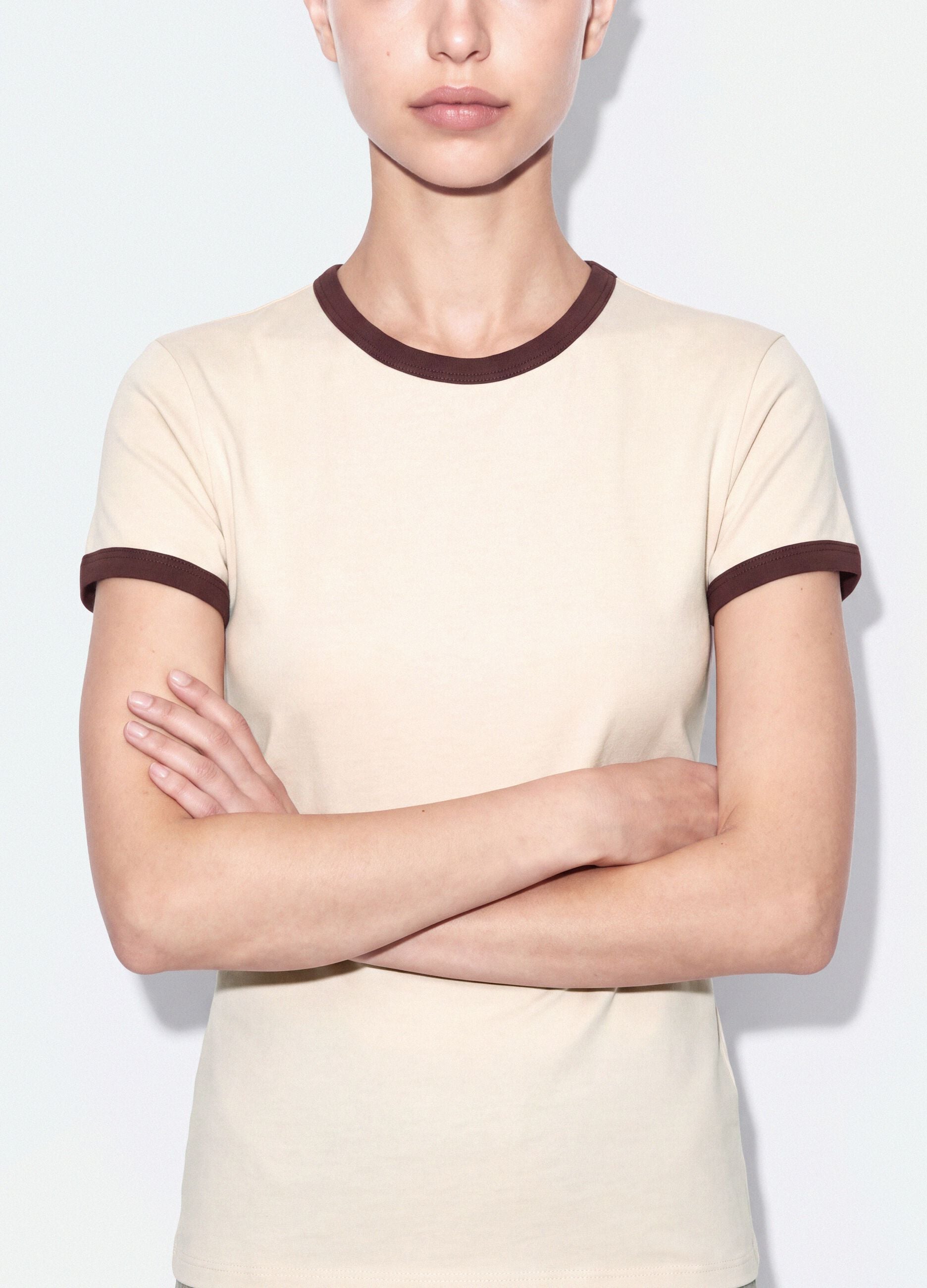 Beige fitted stretch cotton T-shirt with contrast trims
