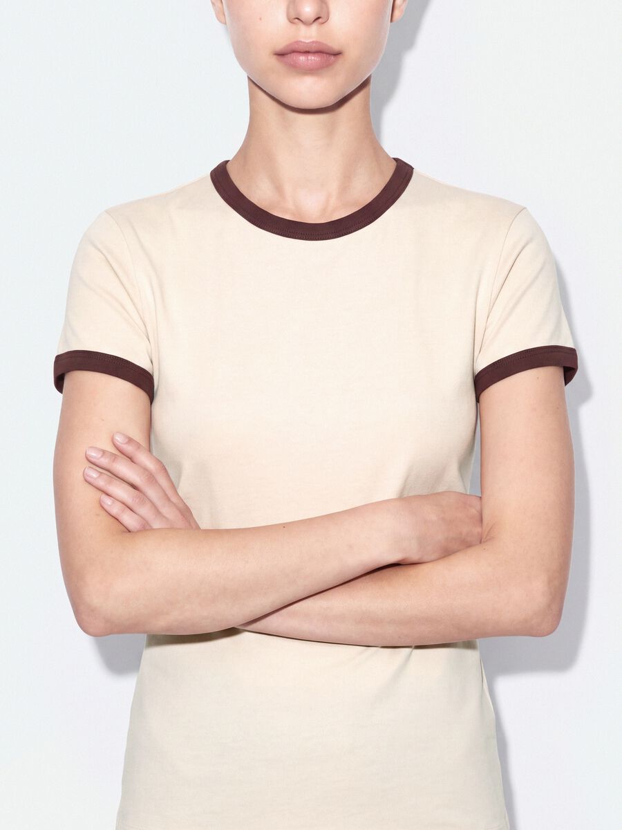 T-shirt beige in cotone elasticizzato con profili a contrasto fitted_3