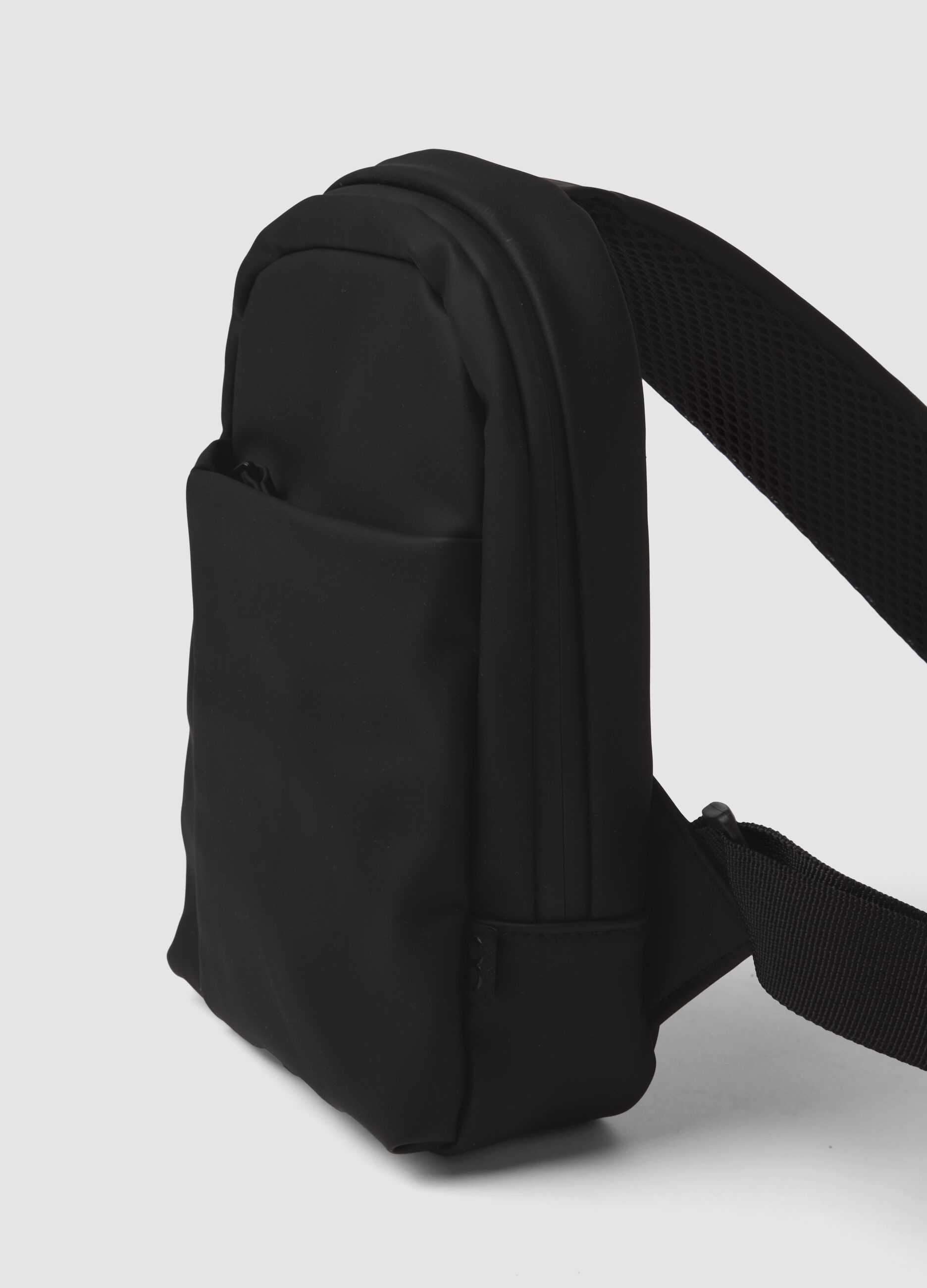 Black crossbody sports bag with water-repellent front pocket