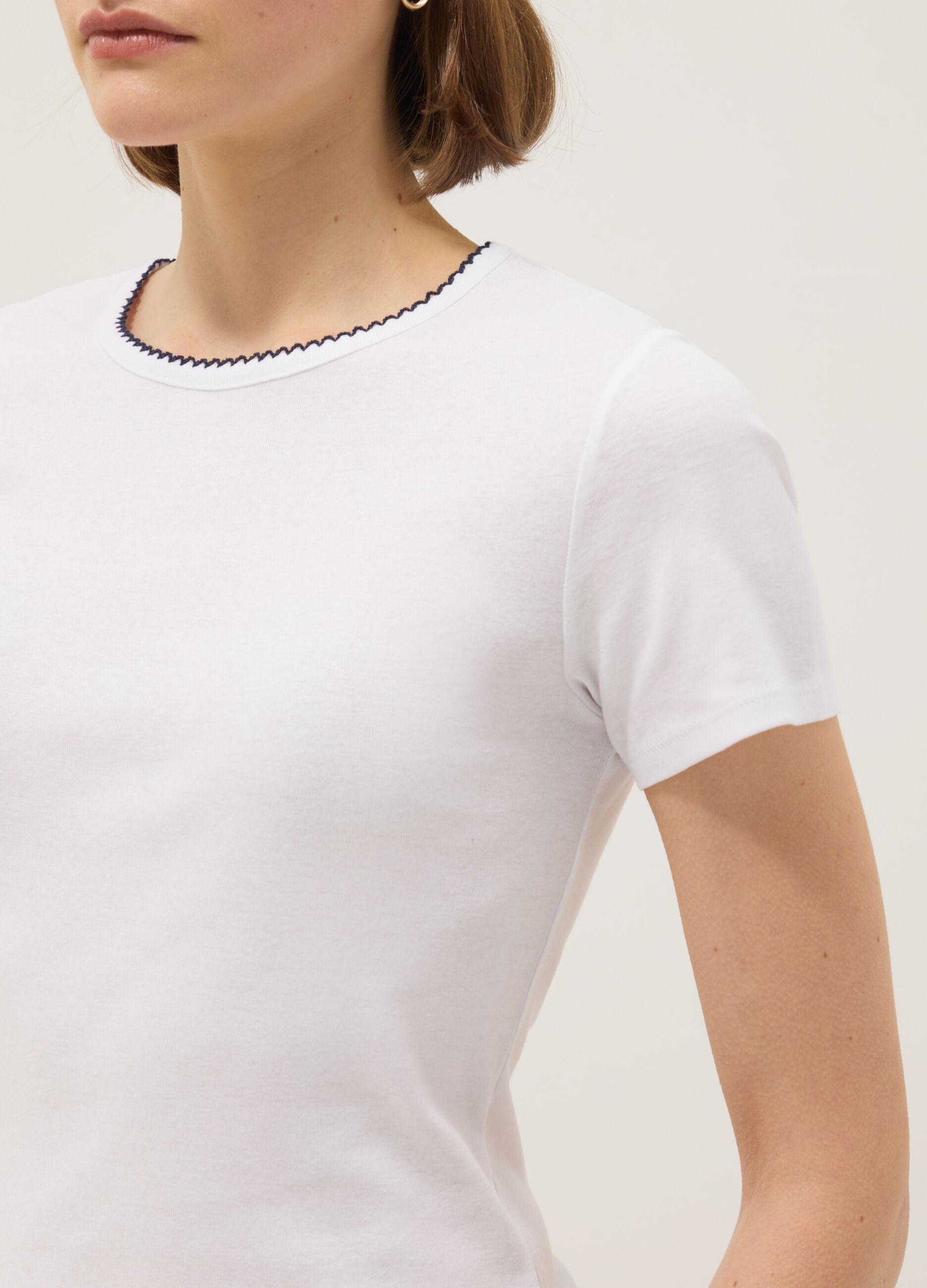 White pure cotton regular fit T-shirt with contrast stitching