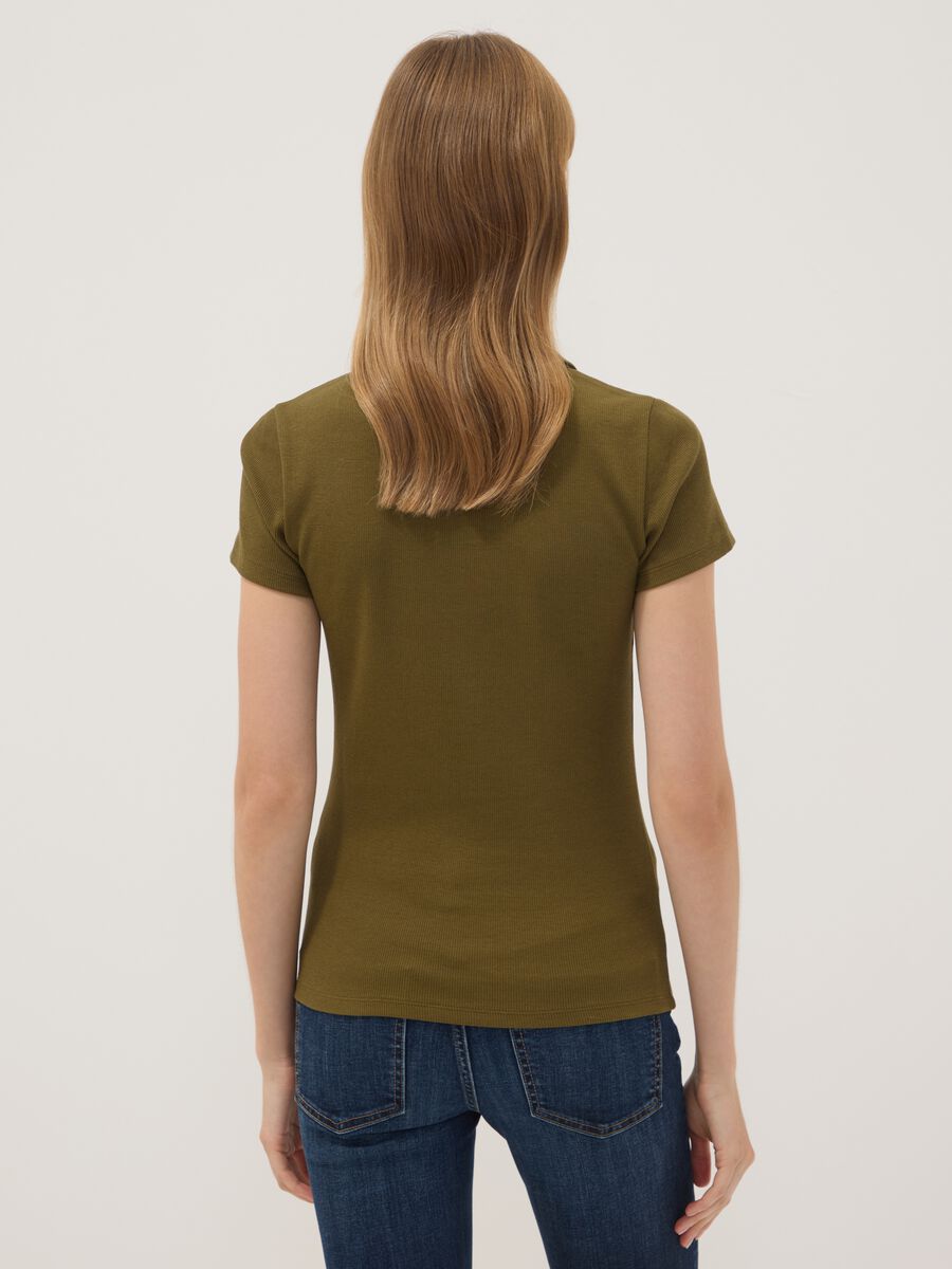 Polo verde in cotone elasticizzato con scollo a V aperto regular fit_3