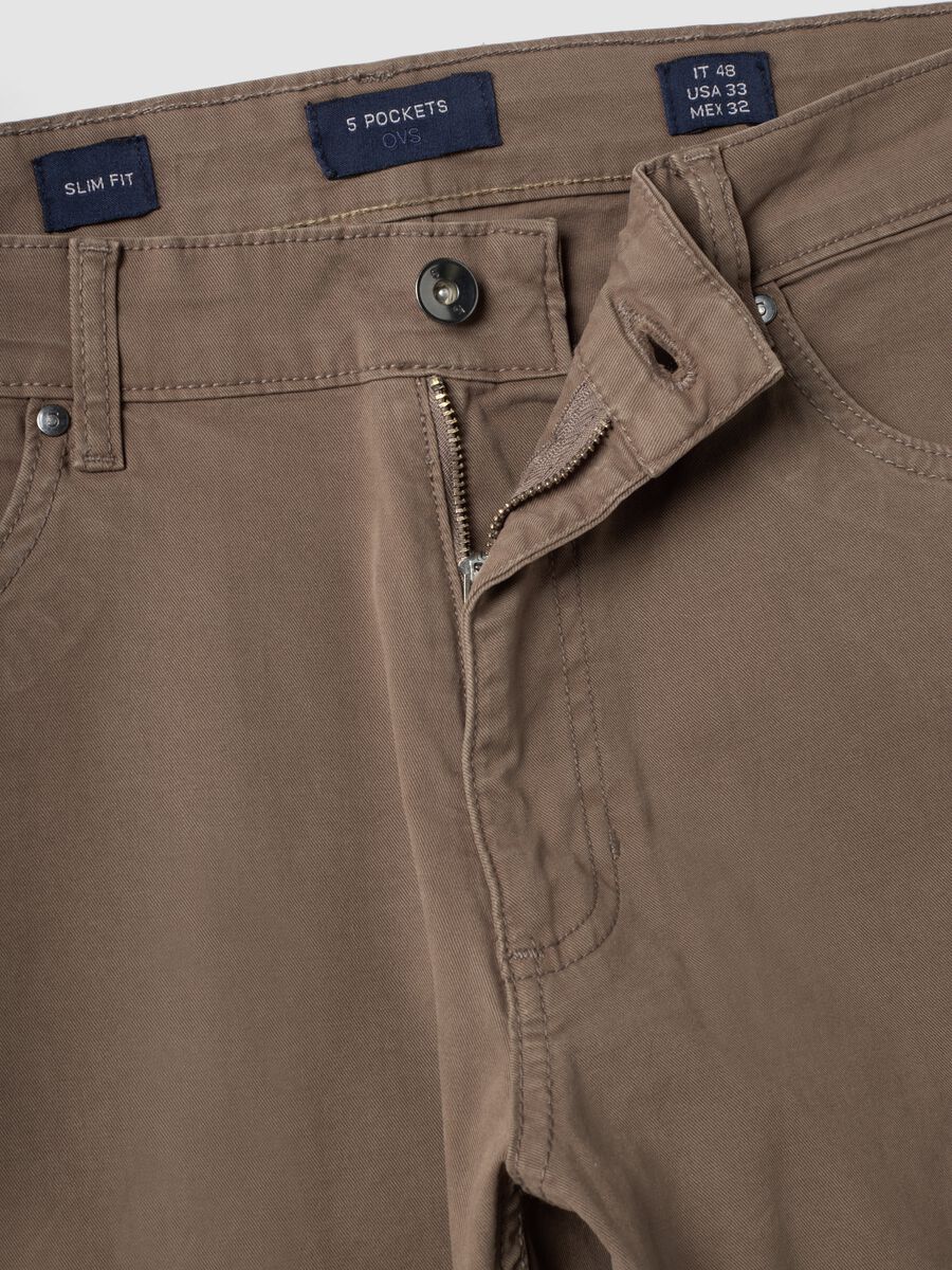 Pantaloni marroni in twill di cotone elasticizzato slim fit_1