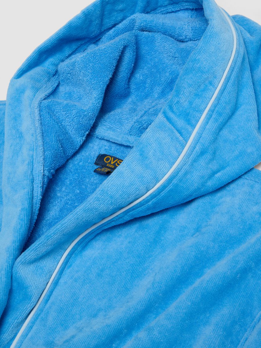 Blue organic cotton hooded bathrobe for boys_2