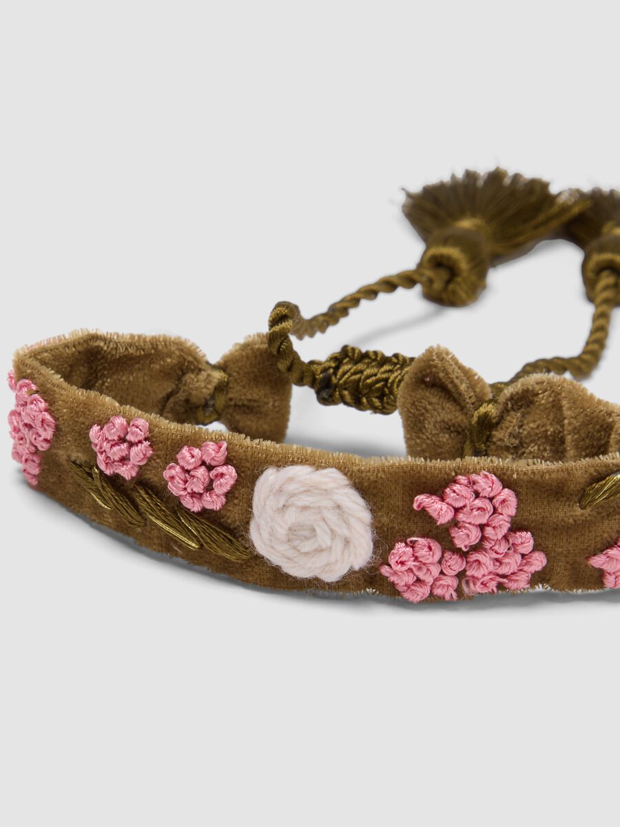 Bracciale verde con fiori ricamati e nappine_1