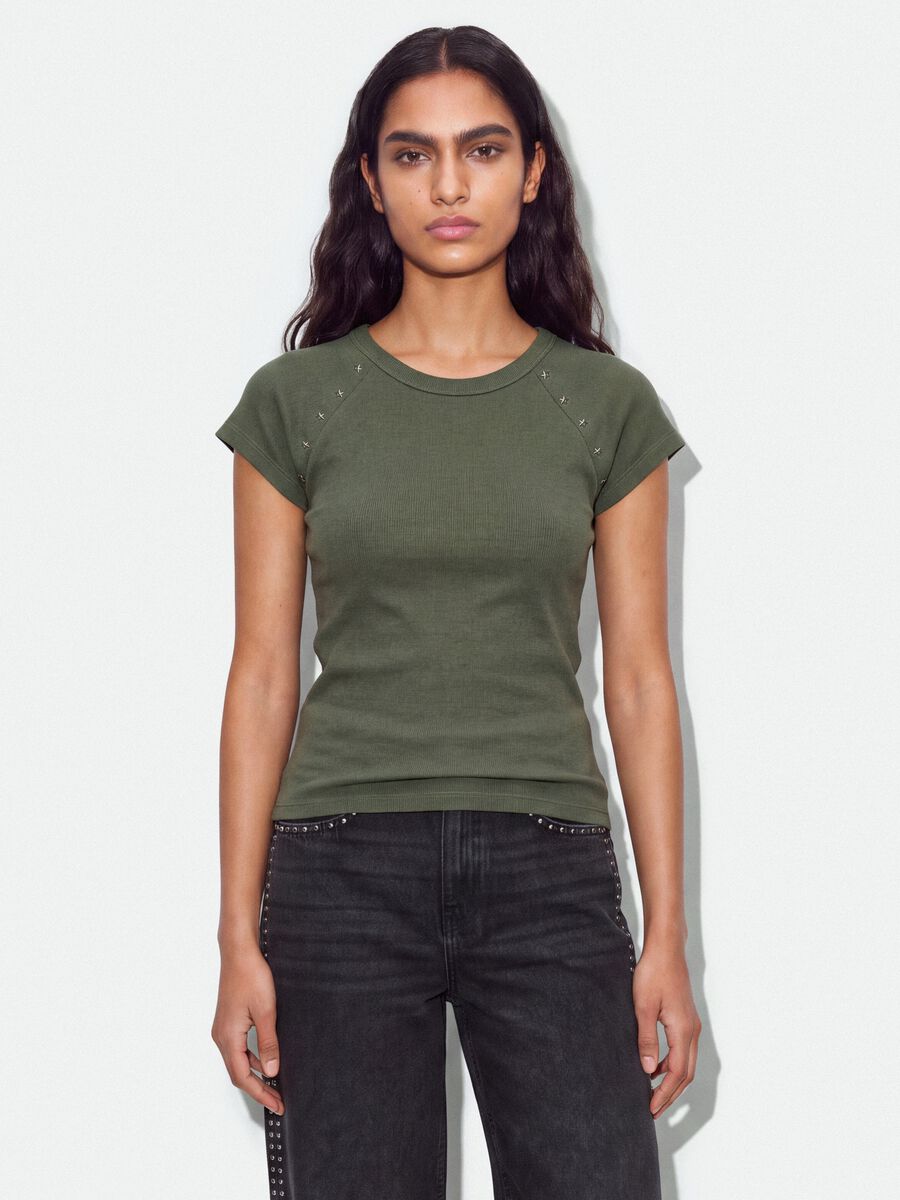 T-shirt fitted verde in cotone elasticizzato a costine con borchie_0