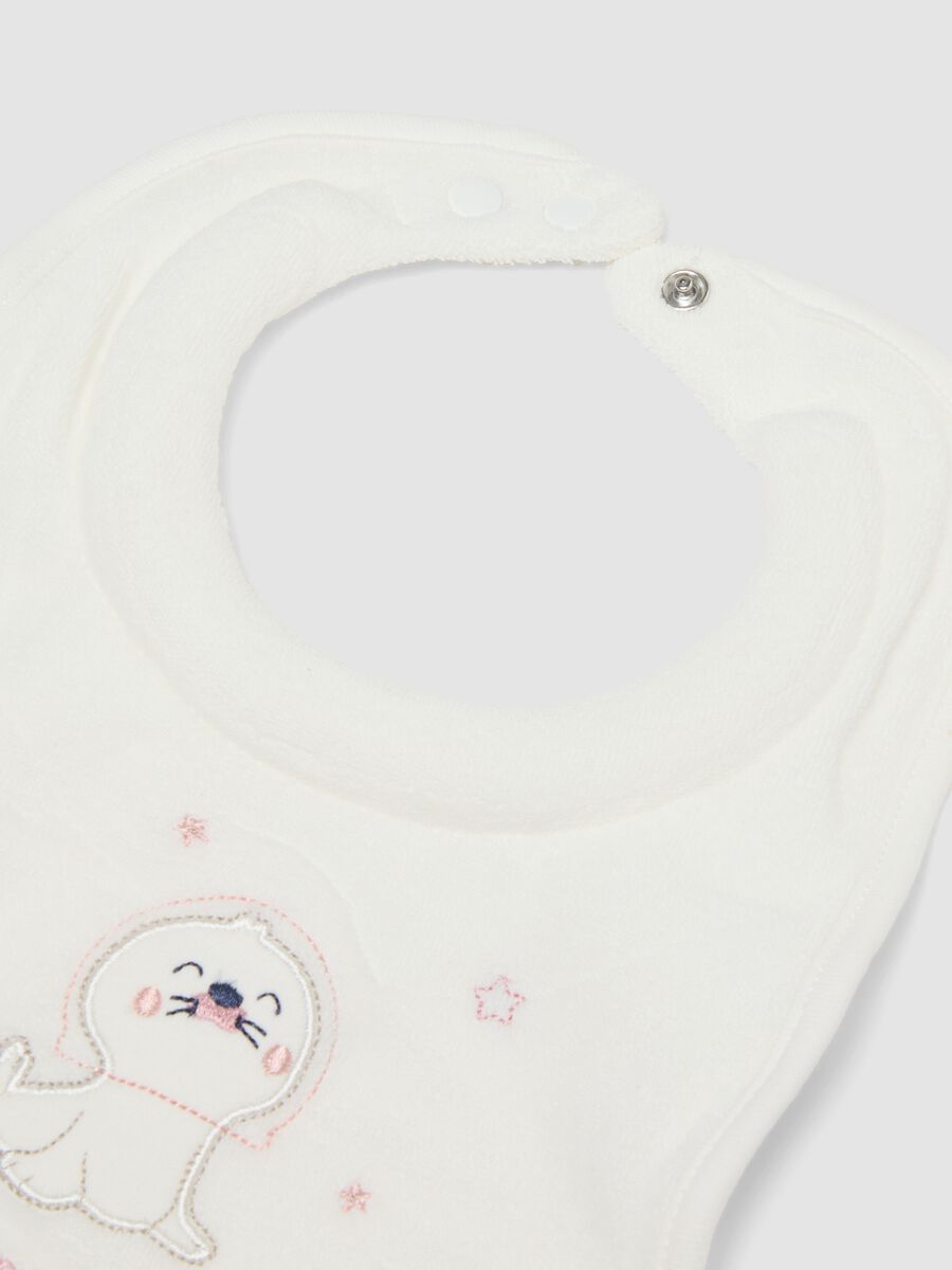 Bipack di bavaglini rosa e bianco in misto cotone organico con ricami_1