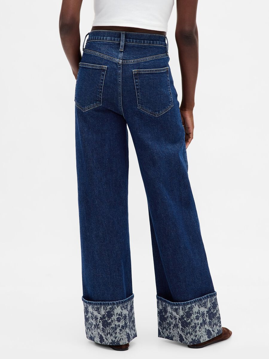 Jeans wide leg con risvolto floreale_2