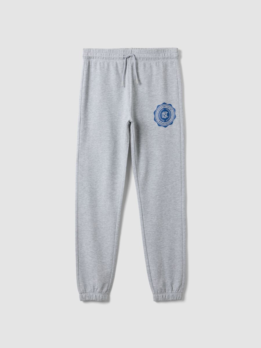 Jogger grigi in puro cotone con stampa college per ragazzo_3