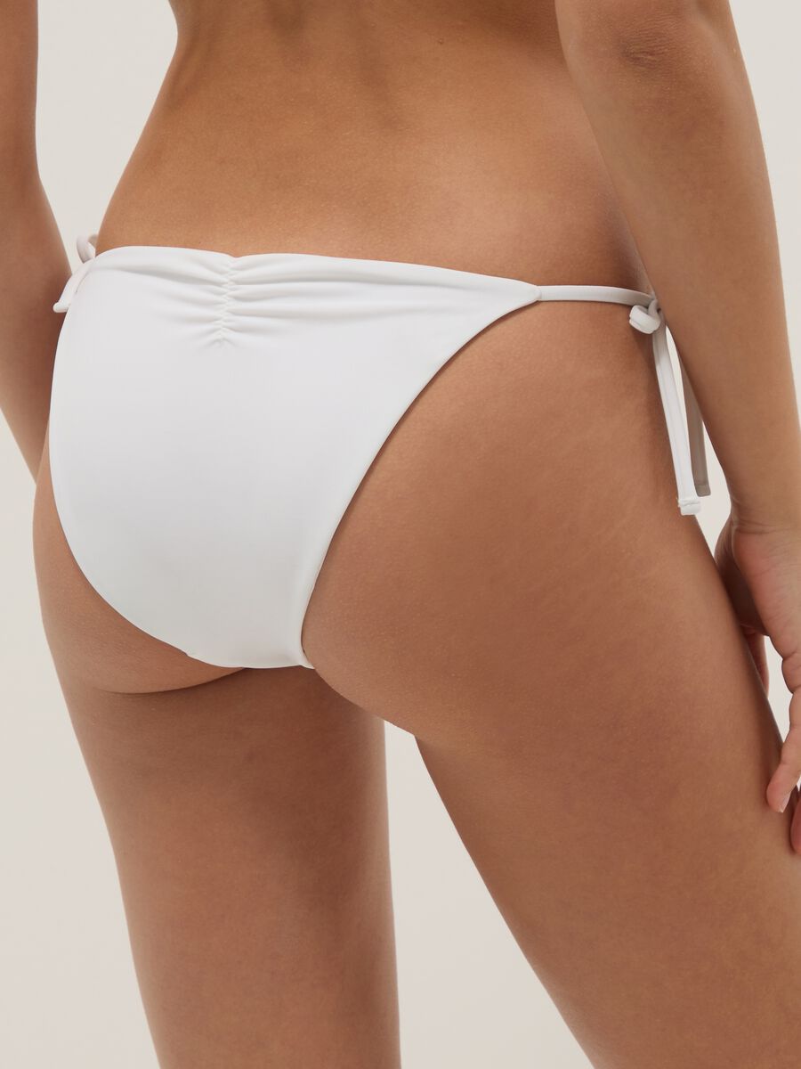 Slip da mare elasticizzato bianco con perline decorative_2