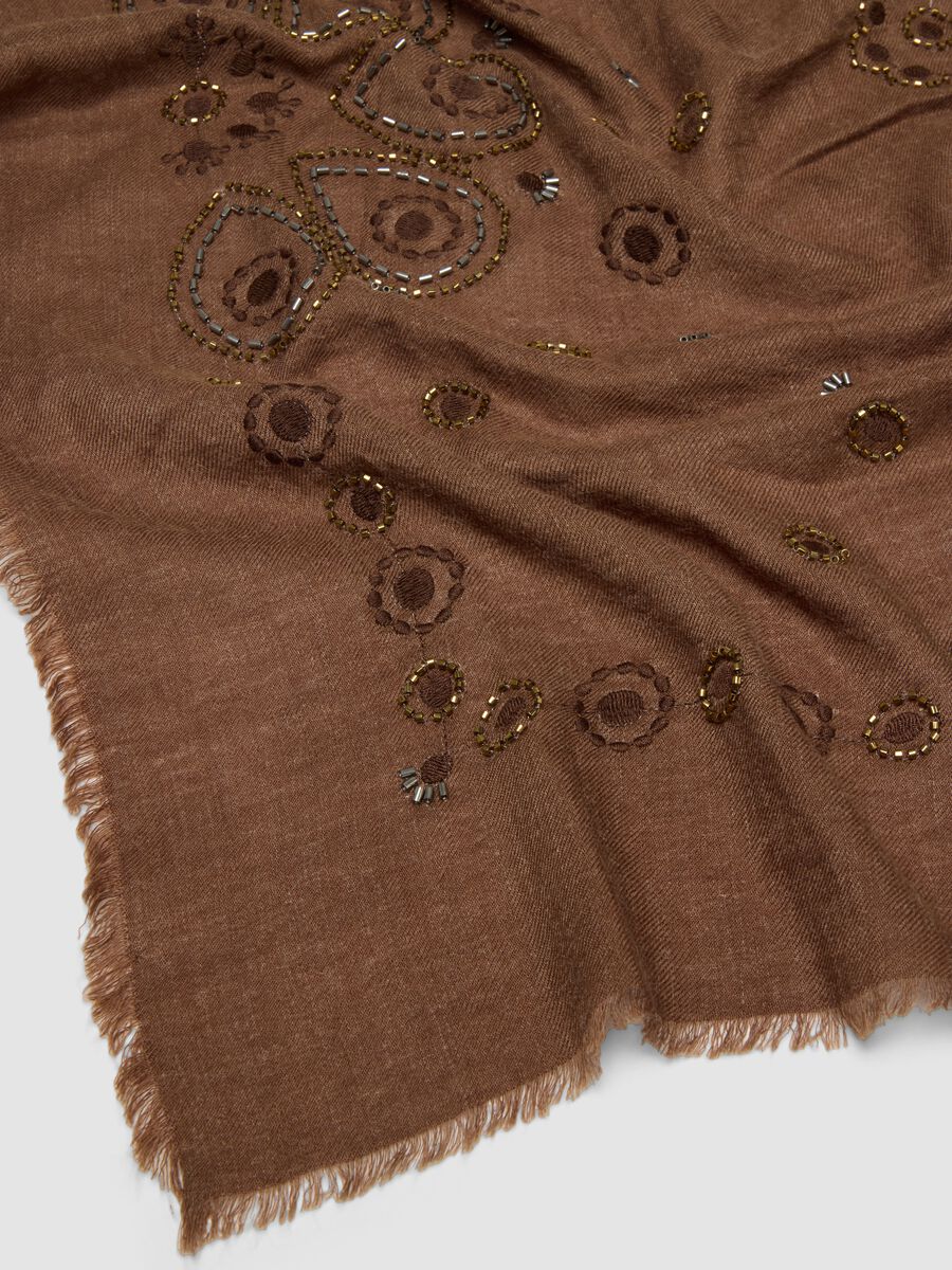 Foulard marrone in misto lana con ricami_2