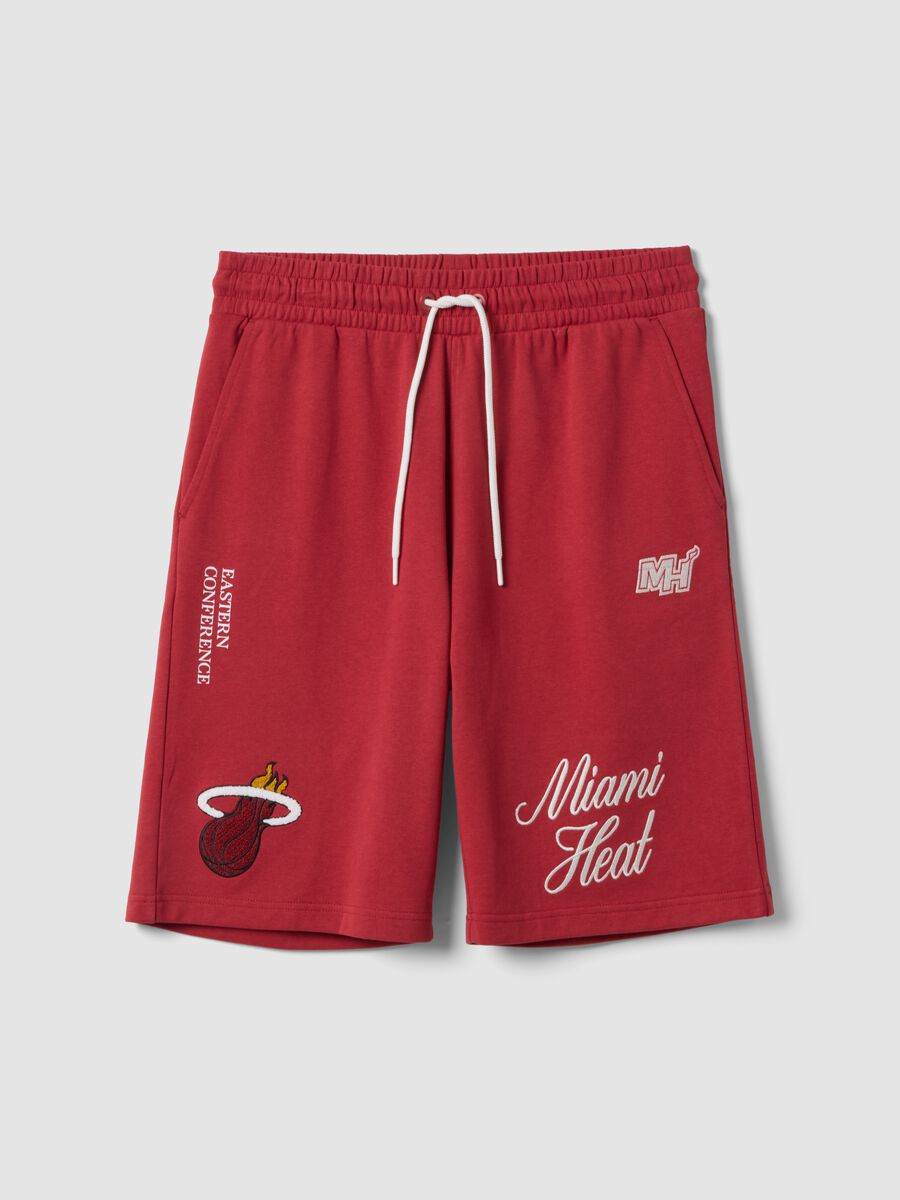 Red cotton-blend sports shorts with Miami Heat logo_4