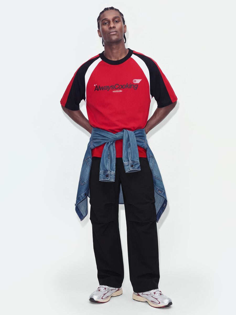 Red pure cotton T-shirt with front print, relaxed fit_2