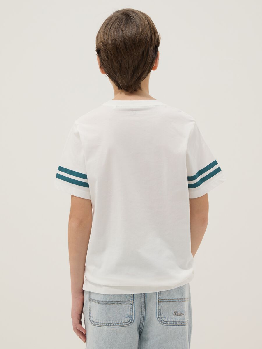 T-shirt bianca in puro cotone da ragazzo con dettagli grafici regular fit_1