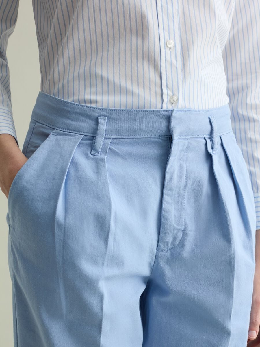 Cropped chino trousers with darts_2