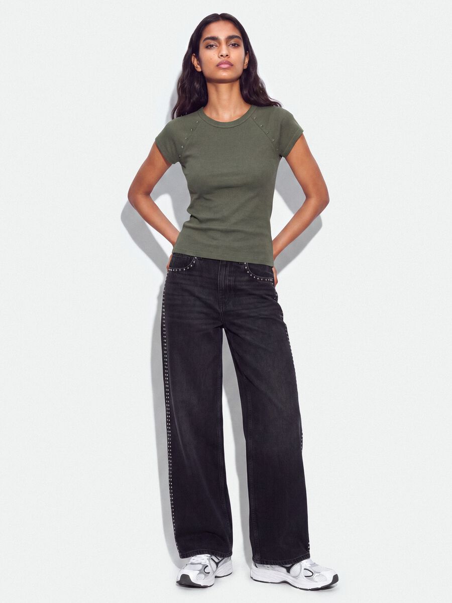 T-shirt fitted verde in cotone elasticizzato a costine con borchie_1