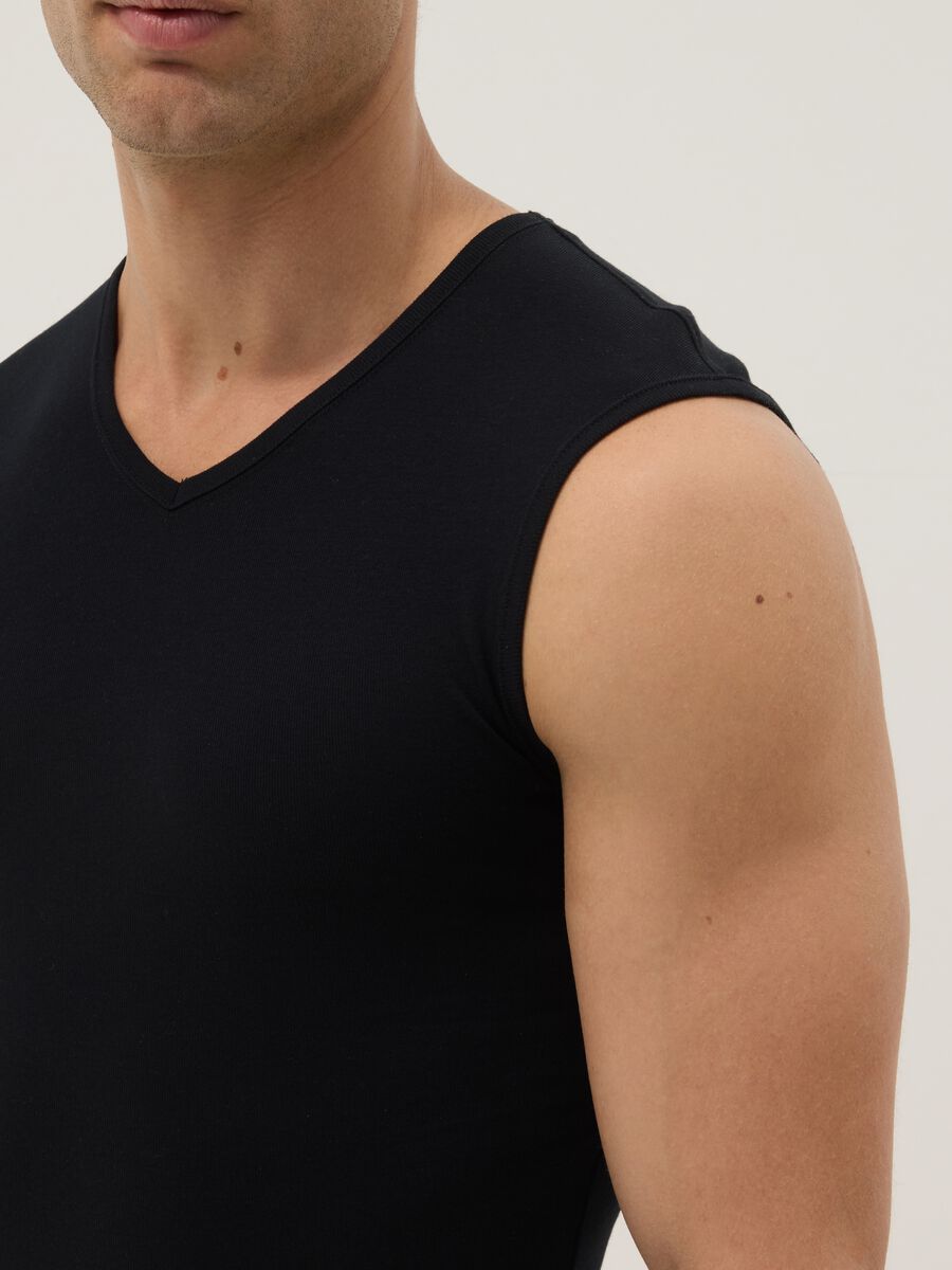 Black regular fit pure cotton tank top with wide shoulder strap_3