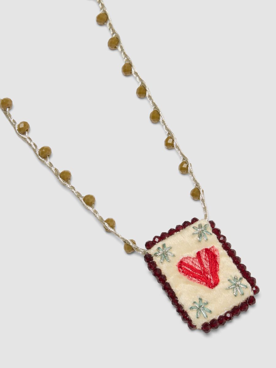 Collana verde con pendente ricamato a cuore_1