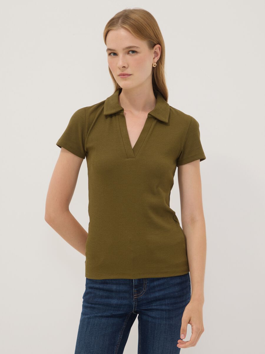Polo verde in cotone elasticizzato con scollo a V aperto regular fit_1