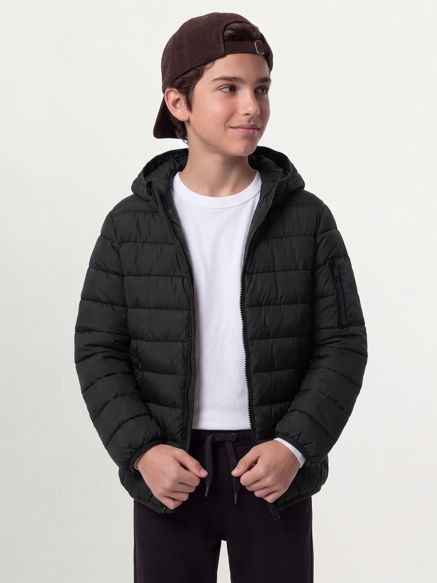 Giubbotto Ultralight nero imbottito con cappuccio e zip per ragazzo_0