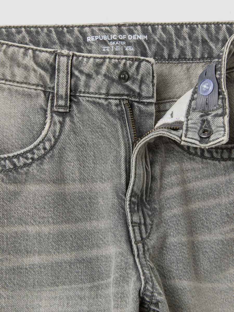 Grey denim skater jeans in a cotton and lyocell blend for boys_2