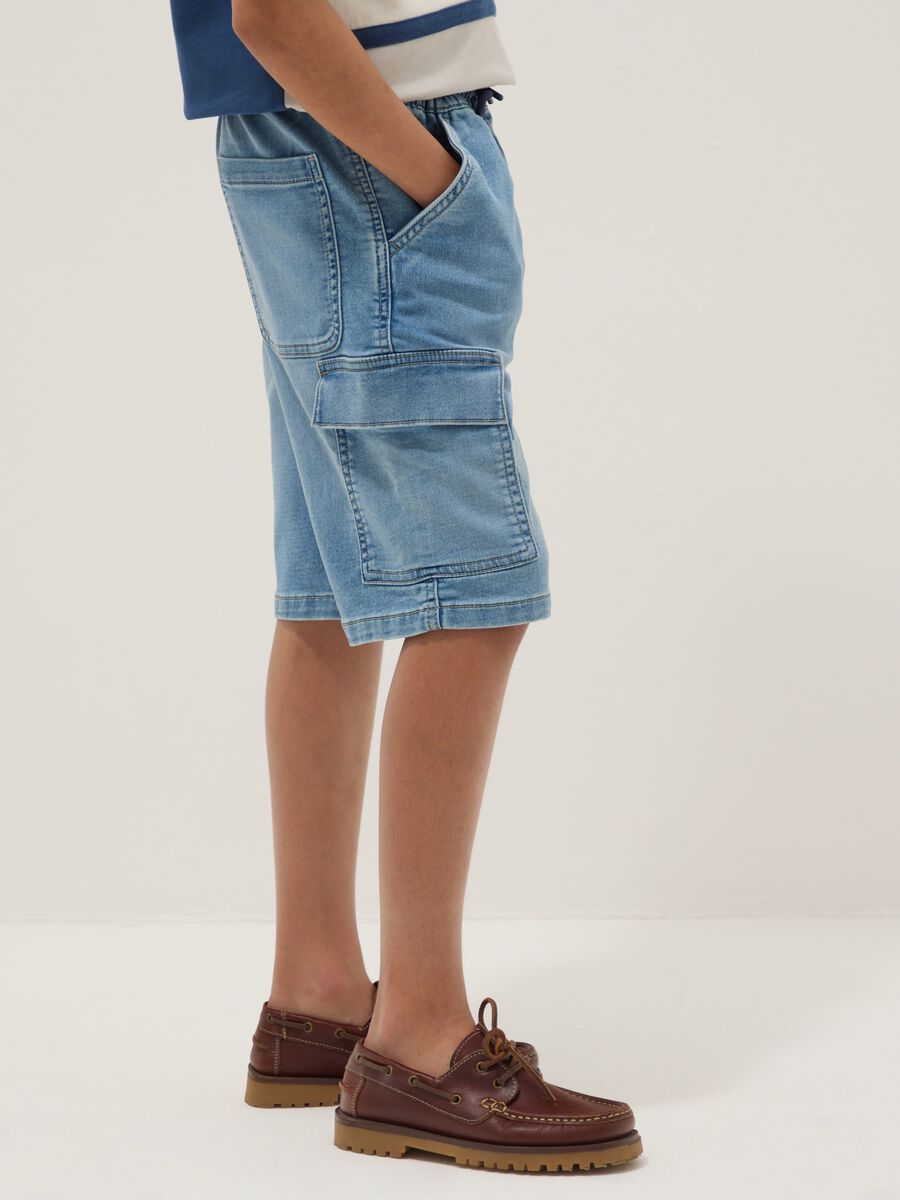 Light blue cargo shorts in stretch cotton denim_2