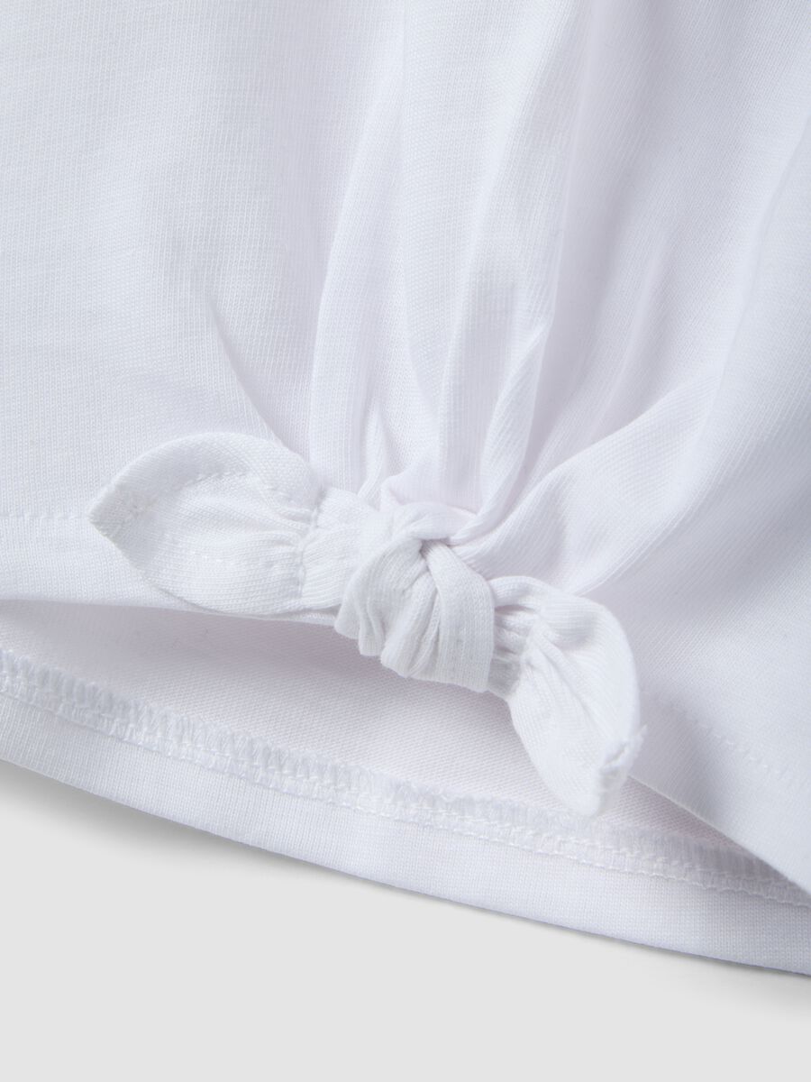 T-shirt in puro cotone bianco da bimba regular fit con ricamo e fiocco_2