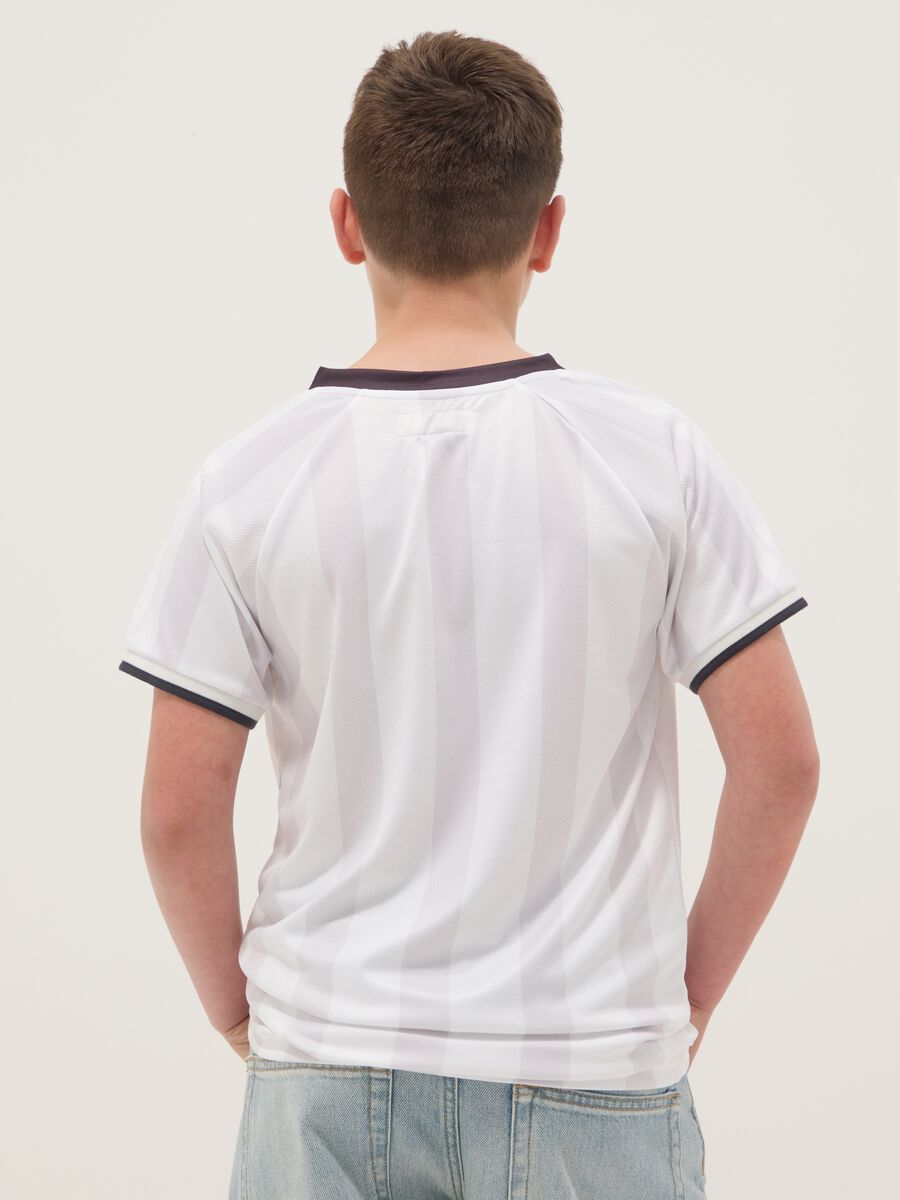 T-shirt sportiva bianca da bambino con righe verticali e logo Jeep_1
