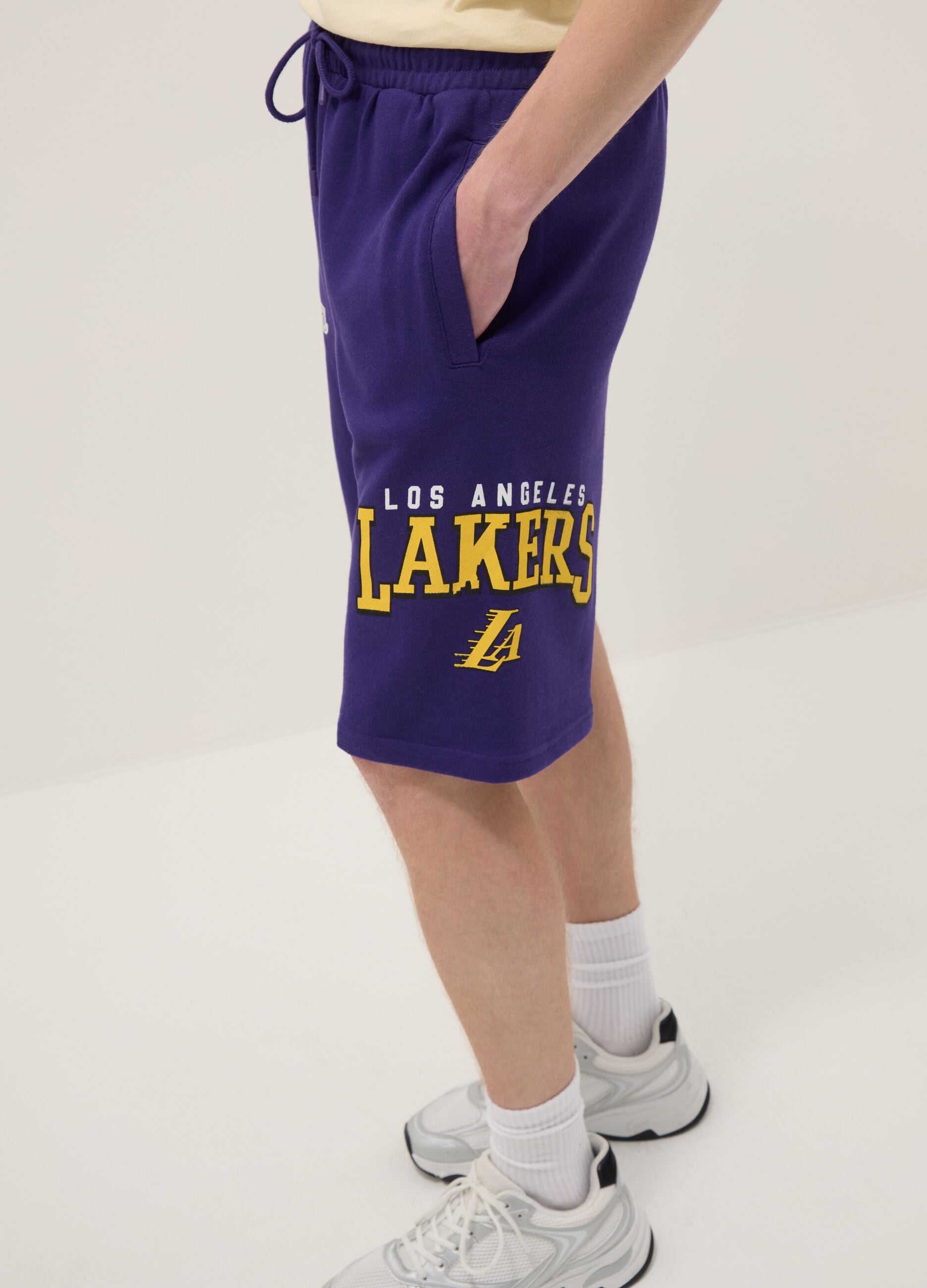 Purple cotton blend shorts with Los Angeles Lakers prints