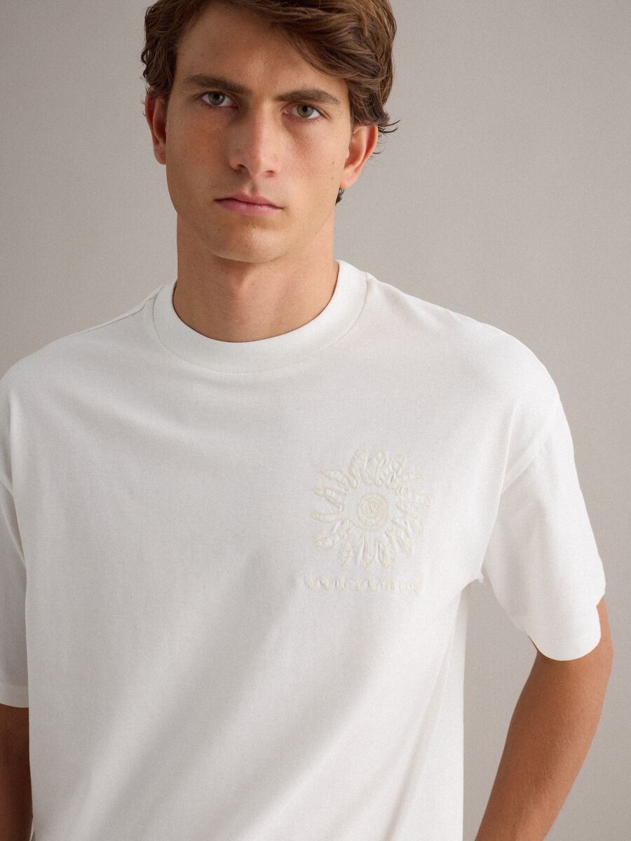 White pure cotton relaxed-fit T-shirt with embroidery_1
