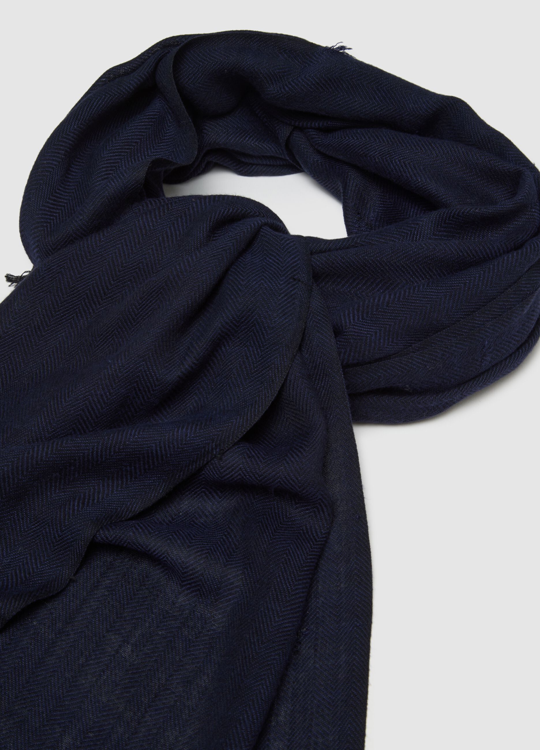 Sciarpa in pura viscosa blu con frange