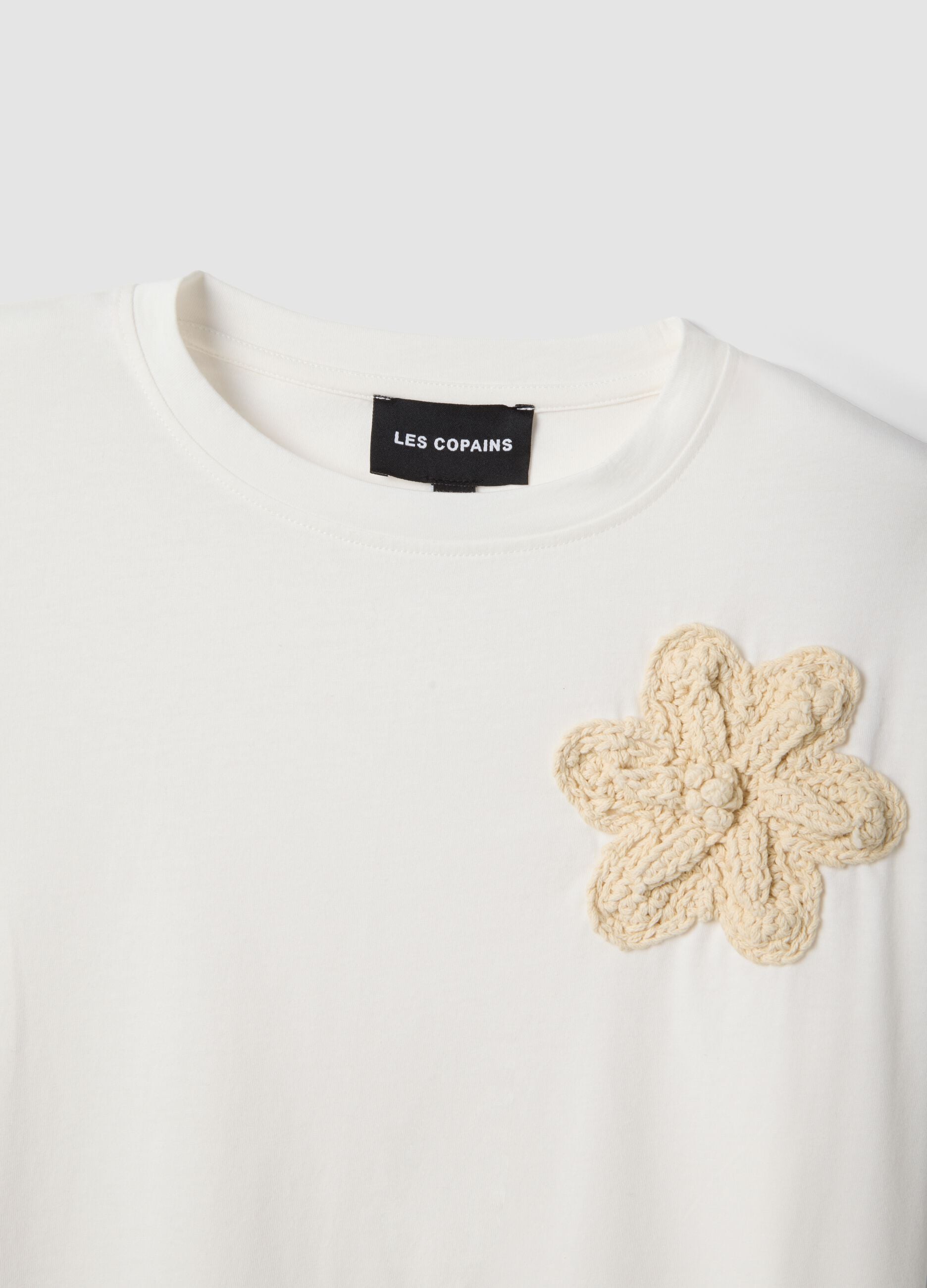 White pure cotton regular-fit T-shirt with floral appliqu&eacute;