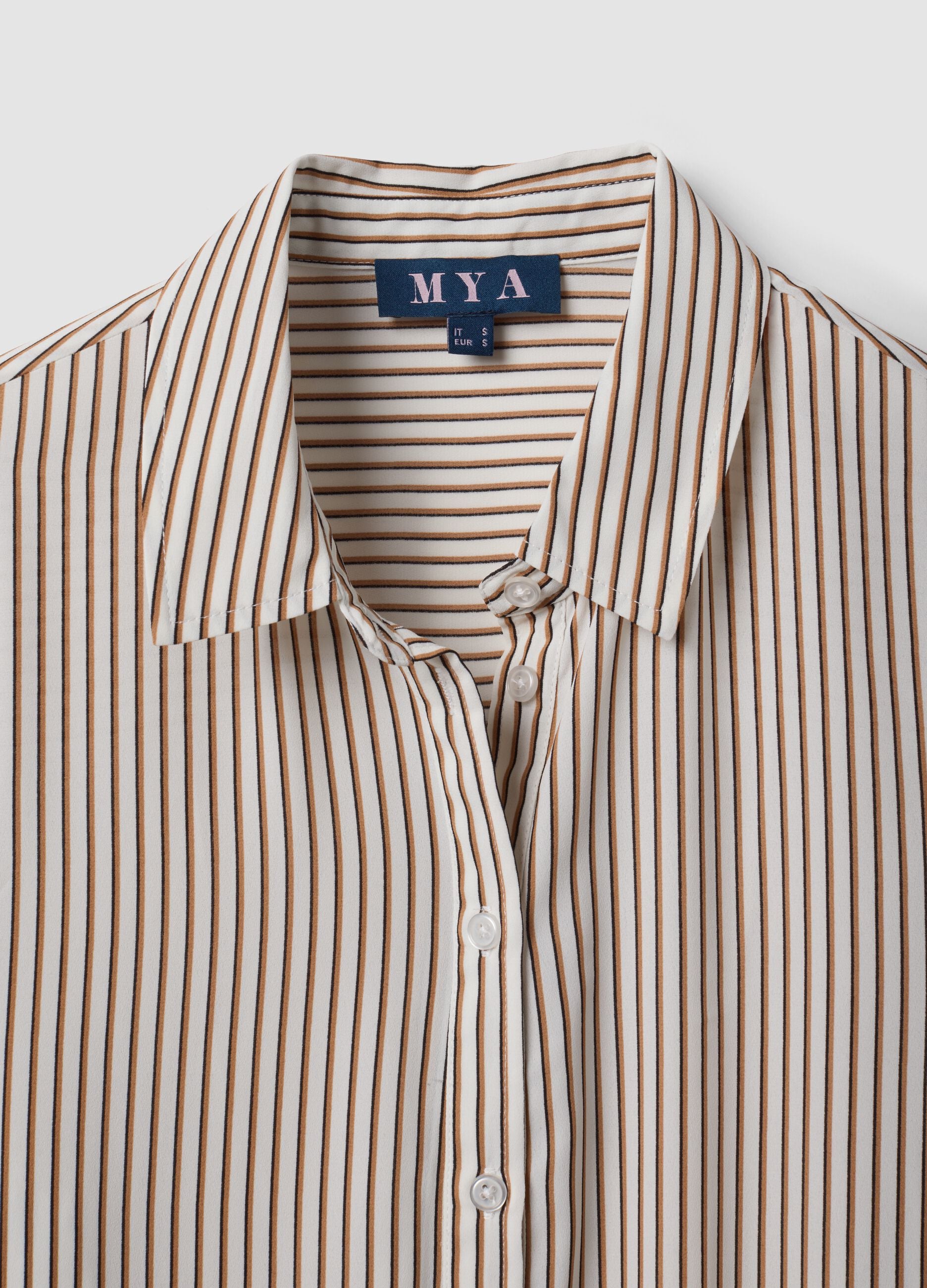 White striped shirt with classic collar, regular fit