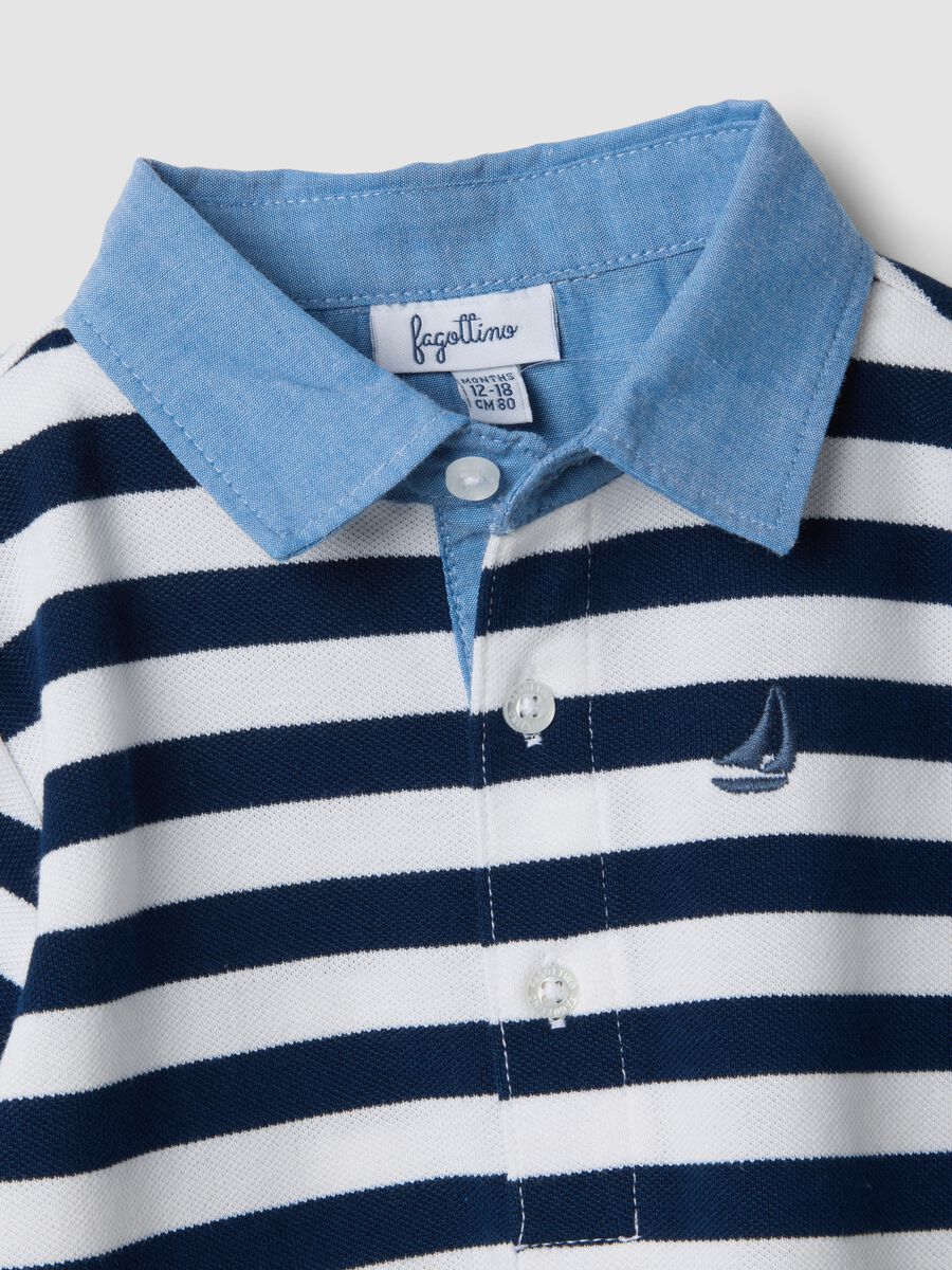 Polo a righe bianche e blu in cotone elasticizzato da bimbo regular fit_3