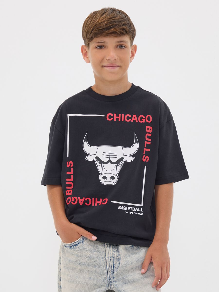 Black pure cotton T-shirt with Chicago Bulls print for boys_0