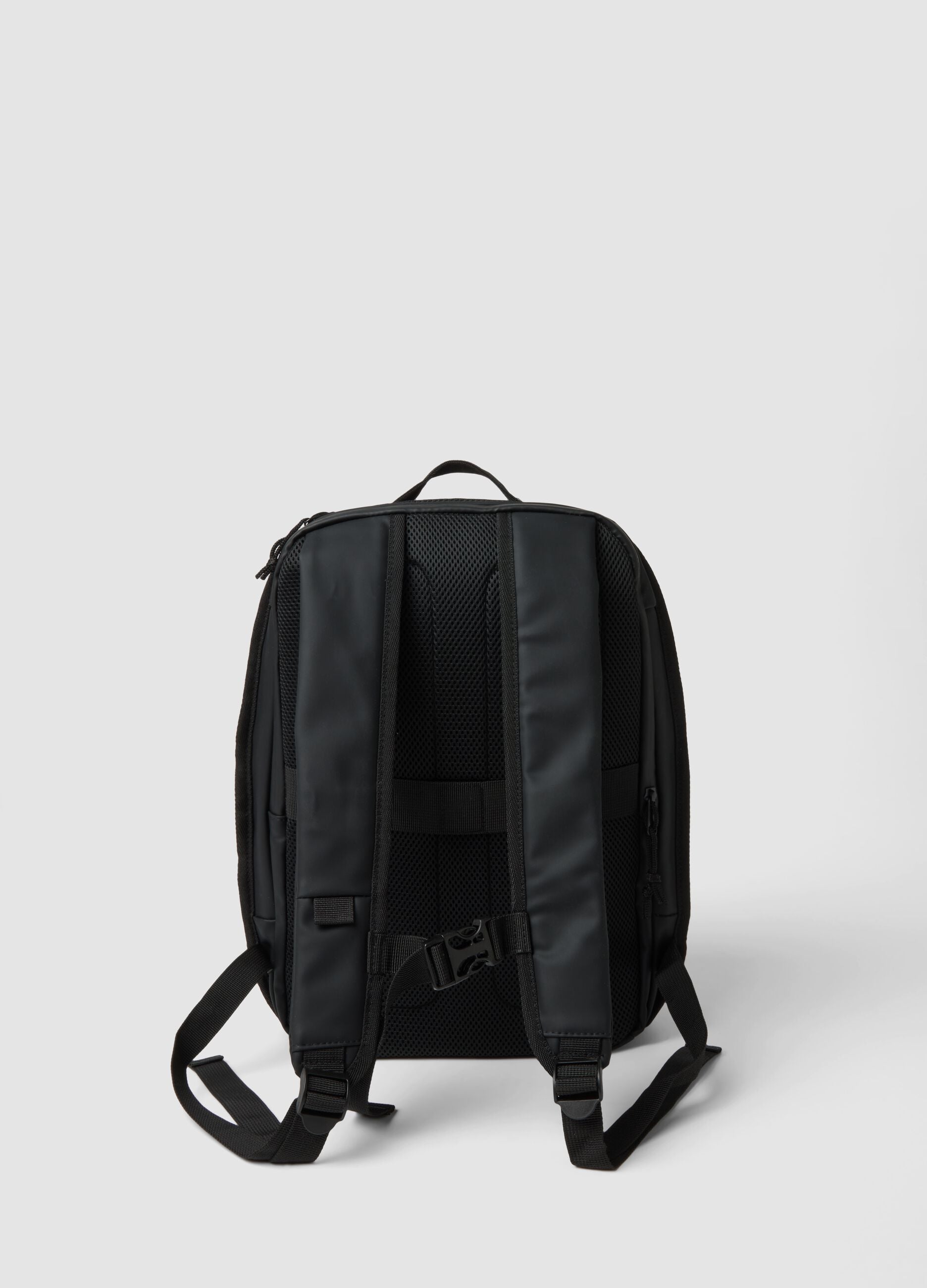 Black anti-theft backpack with internal compartment and water-repellent zip