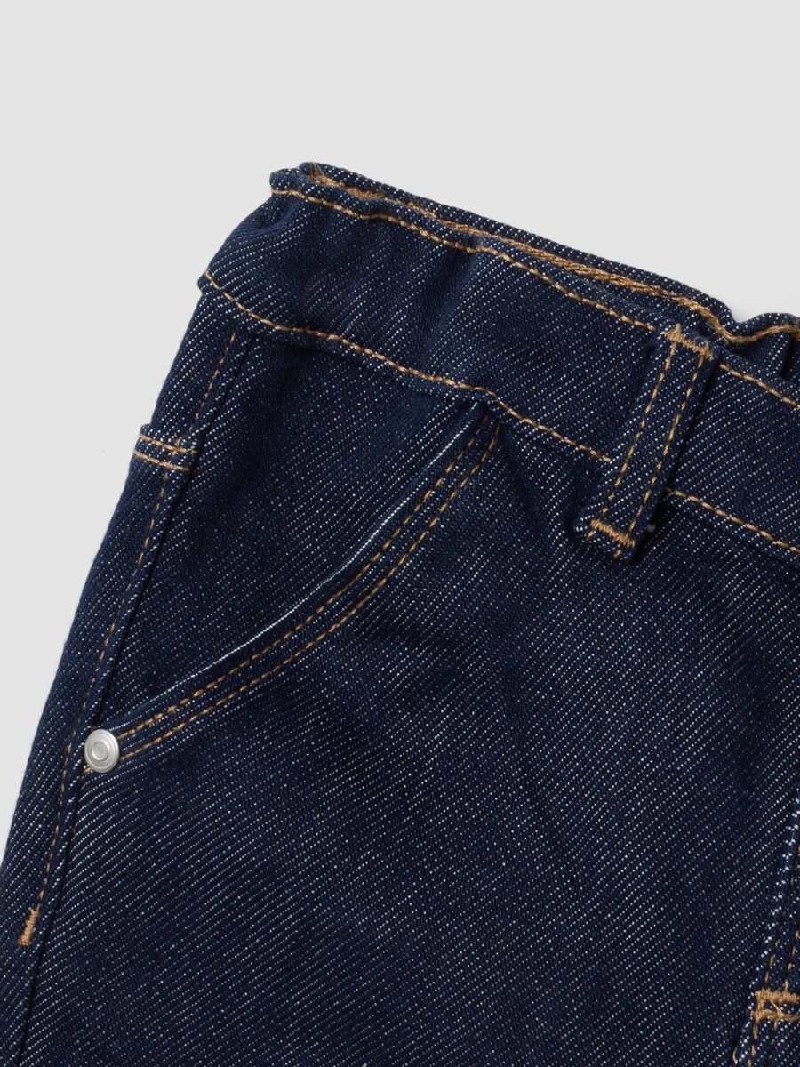Jeans denim blu scuro in cotone elasticizzato con risvolto per bimbo_2