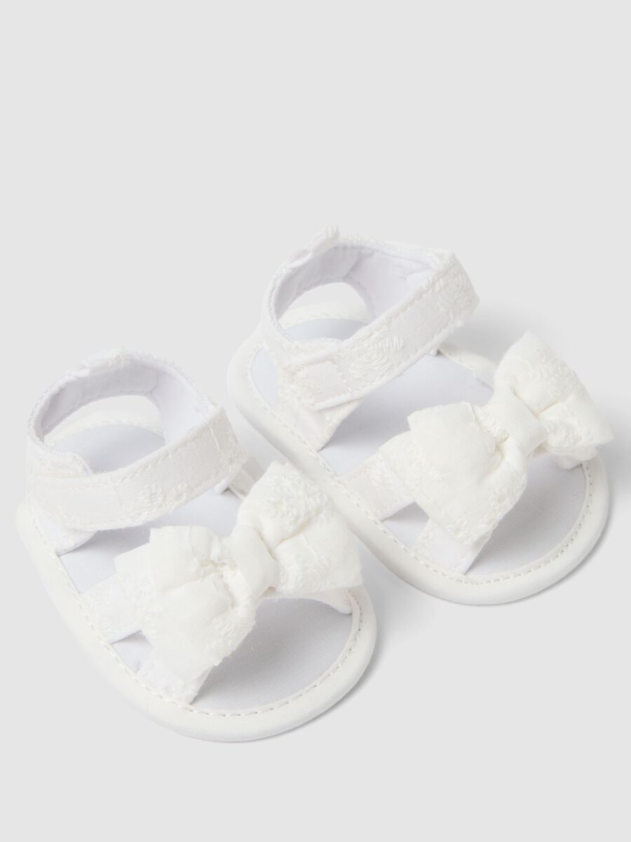 Sandali in puro cotone bianchi da neonata con velcro e fiocco_1