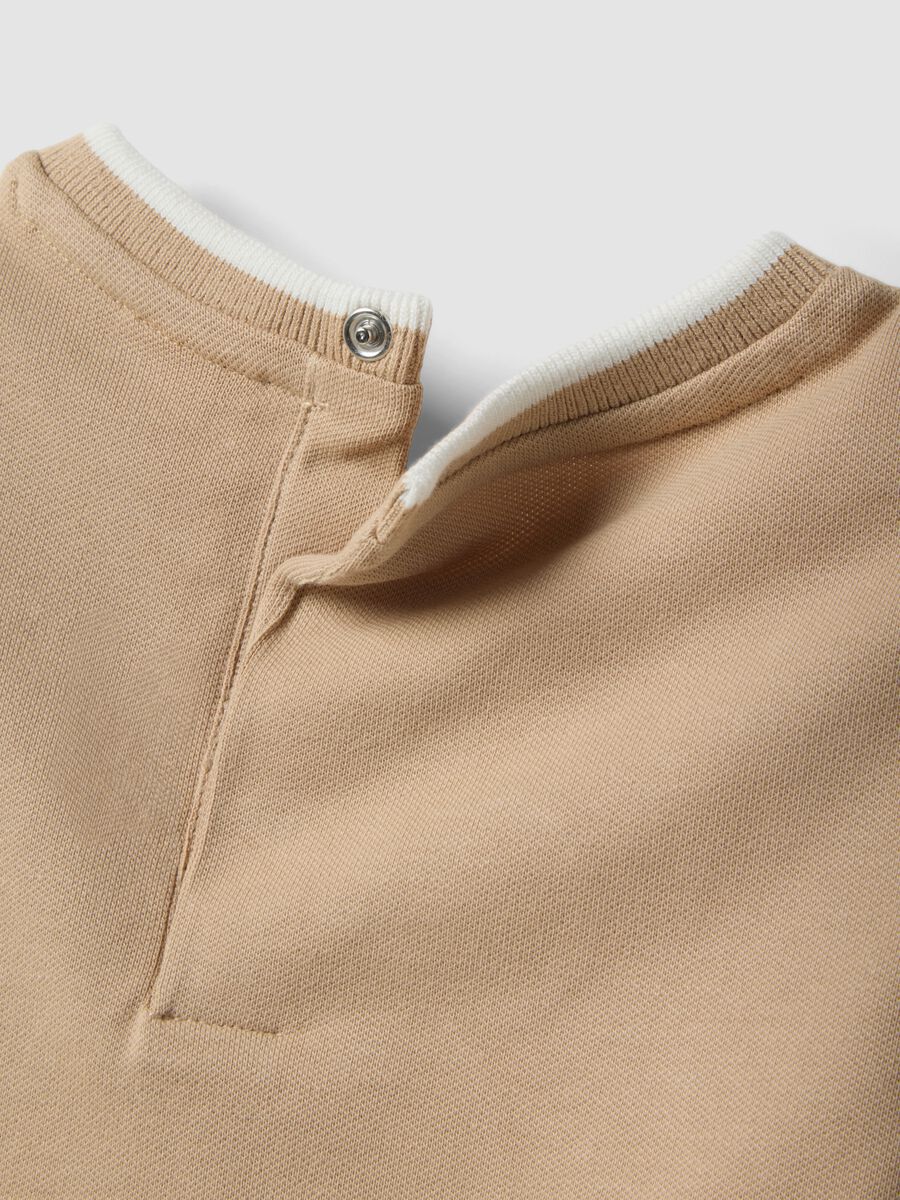 T-shirt in cotone elasticizzato beige da bimbo con ricamo Winnie_3