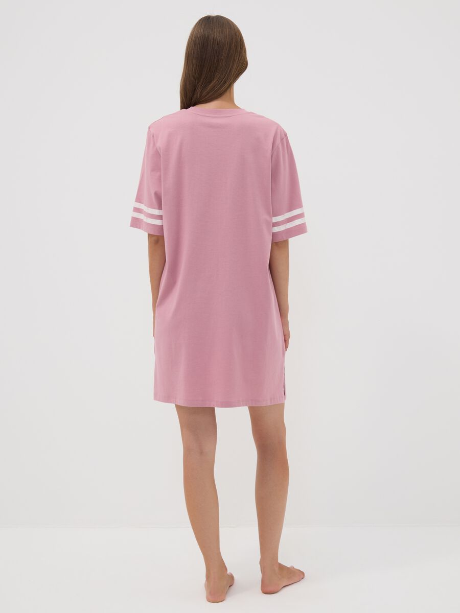 Camicia da notte rosa in puro cotone organico con scollo a V con stampa_3