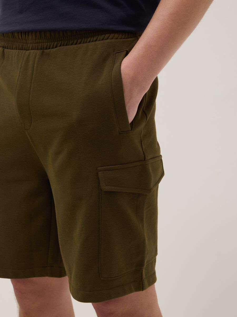 Green cotton-blend cargo shorts with pockets, relaxed fit_3