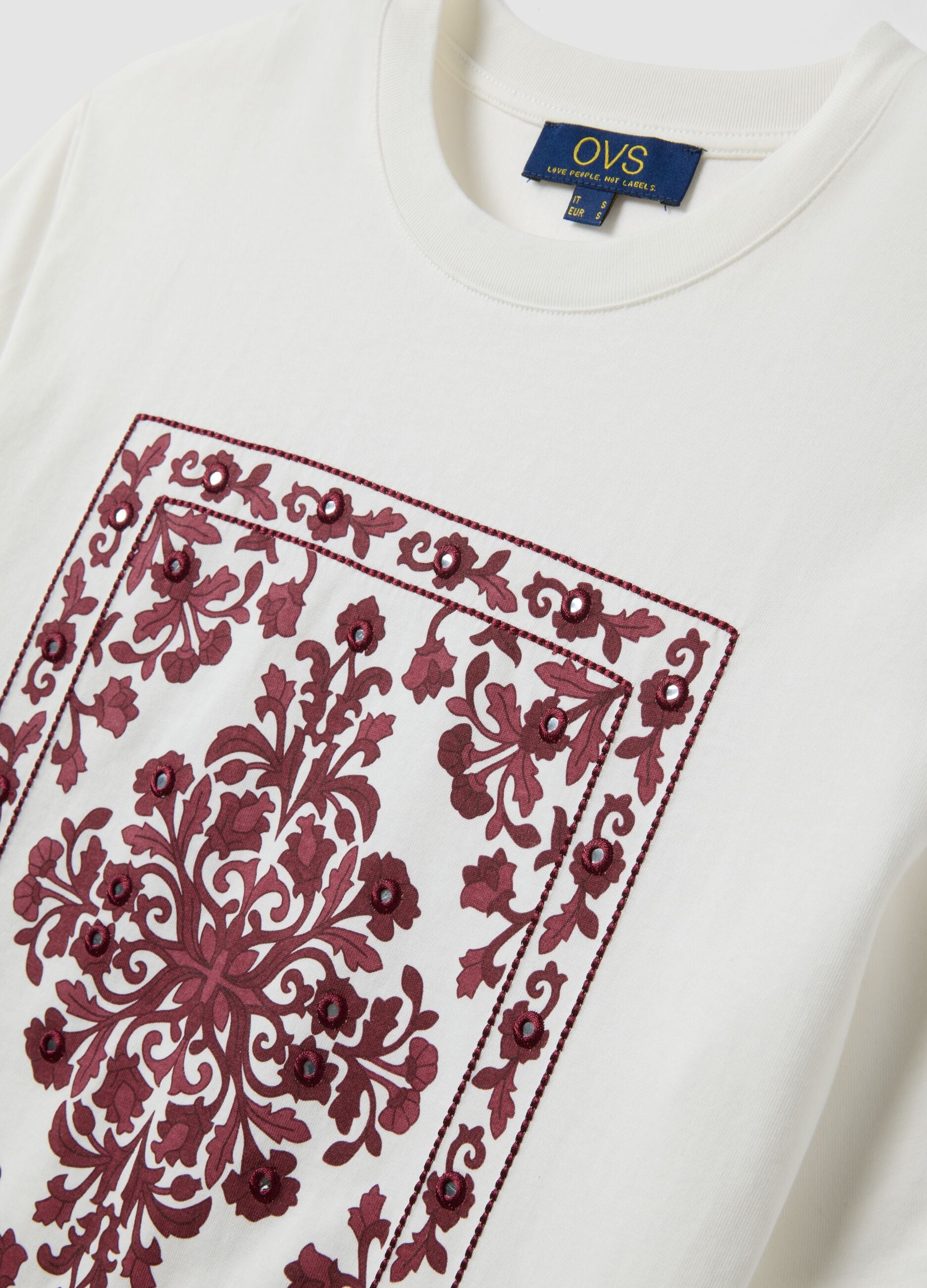 White short sleeve pure cotton regular fit T-shirt with decorations