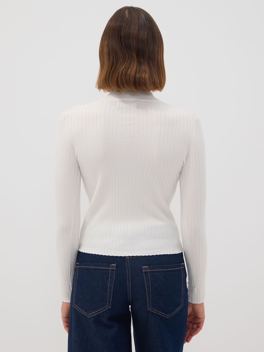 White fitted ribbed viscose-blend top with high neck_3