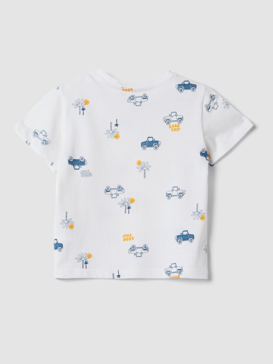 T-shirt bianca in puro cotone organico da bimbo con stampa macchinine_1