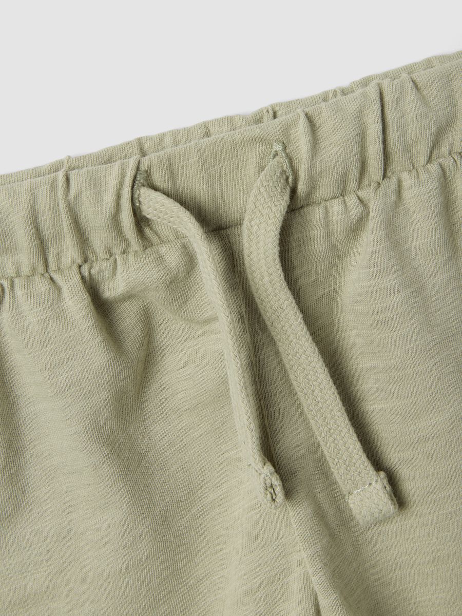 Completo bianco in cotone organico con t-shirt e short_3