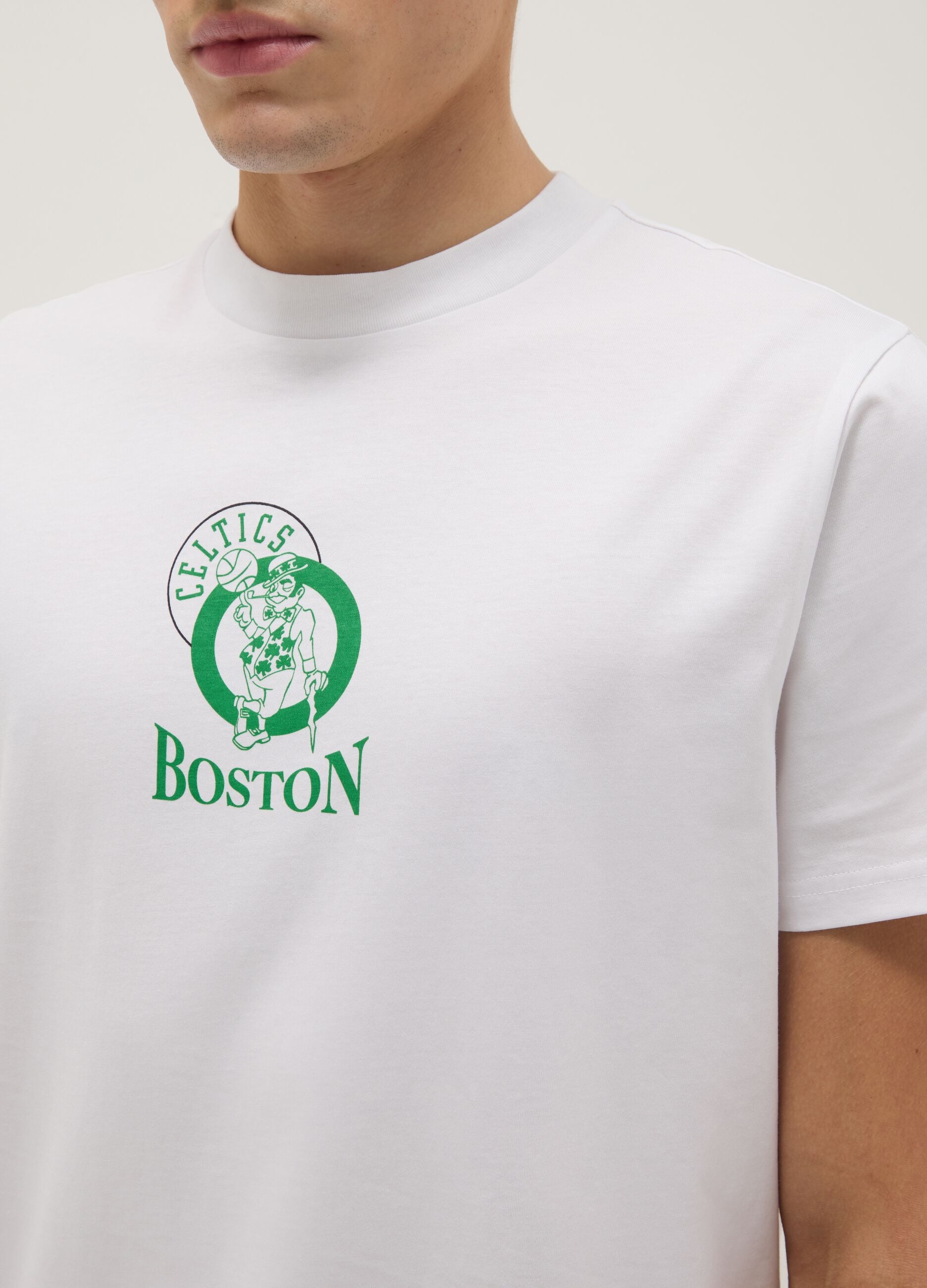 White regular fit pure cotton T-shirt with Boston Celtics logo