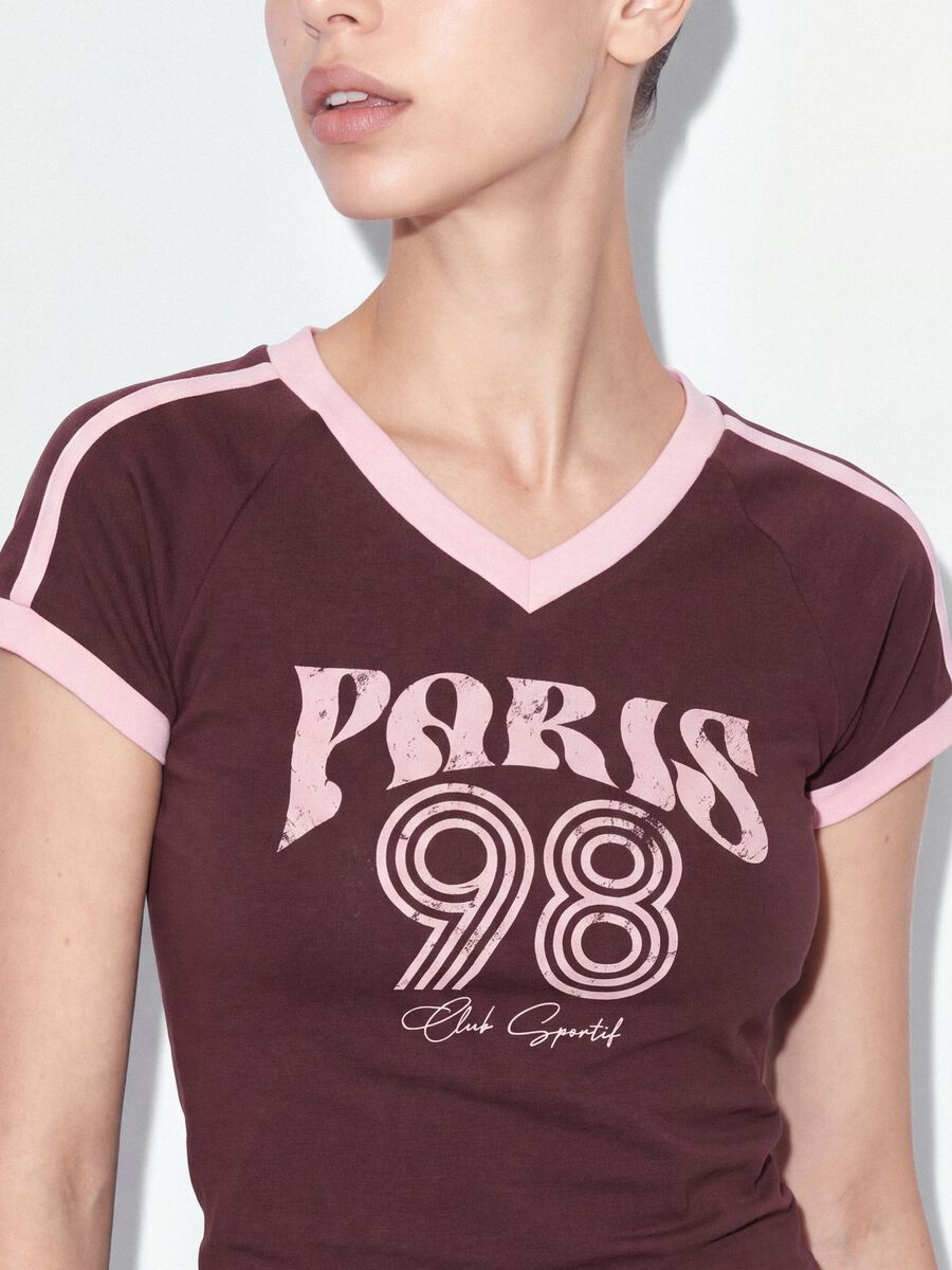 T-shirt marrone in puro cotone con scollo a V e stampa frontale_3